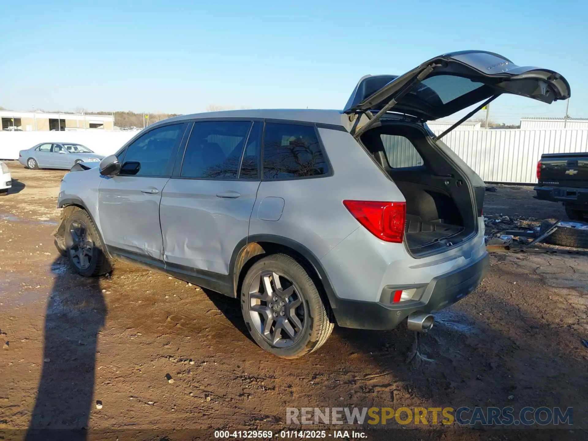 3 Photograph of a damaged car 5FNYF7H55NB006170 HONDA PASSPORT 2022