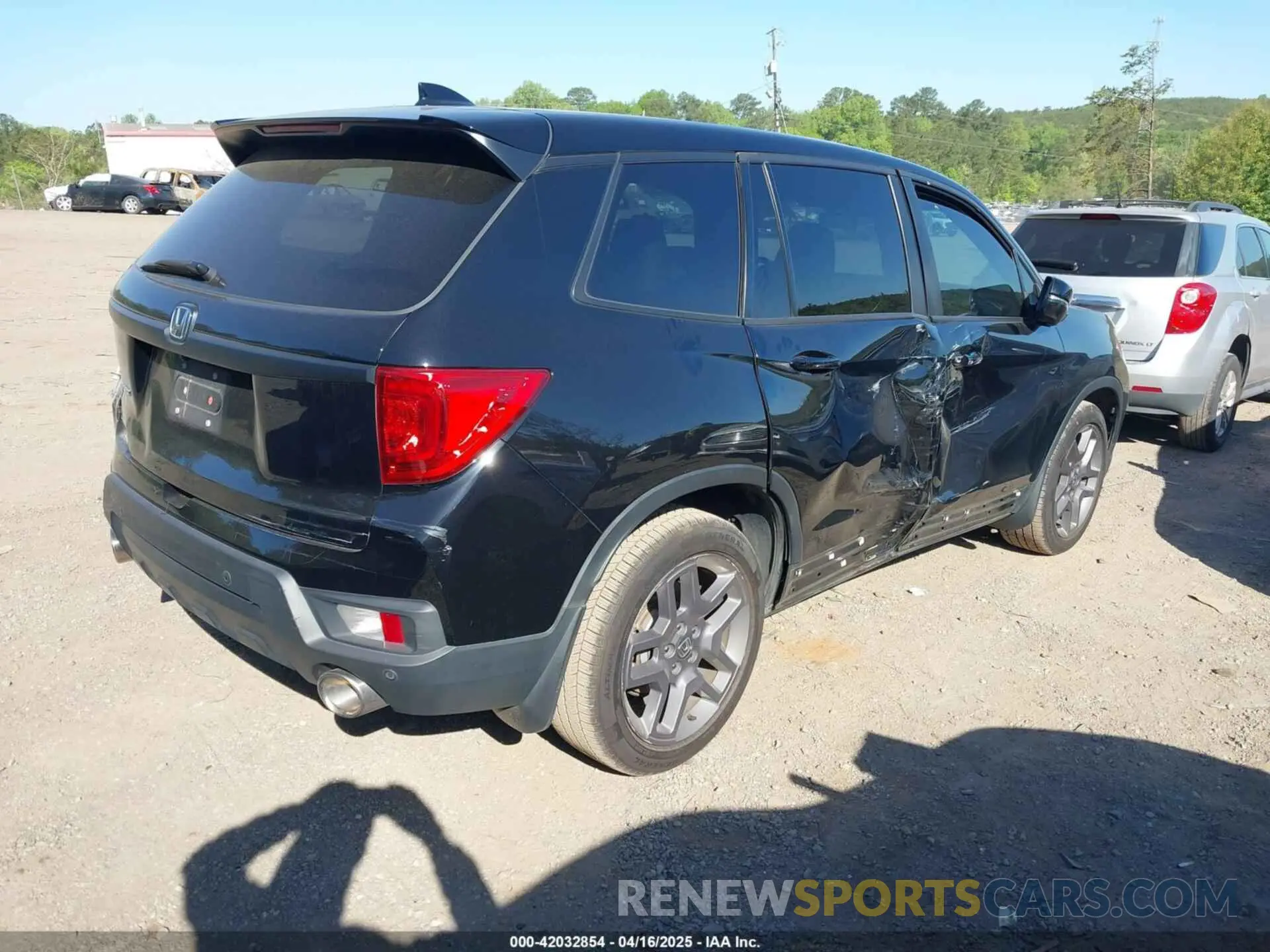 4 Photograph of a damaged car 5FNYF7H57NB004890 HONDA PASSPORT 2022