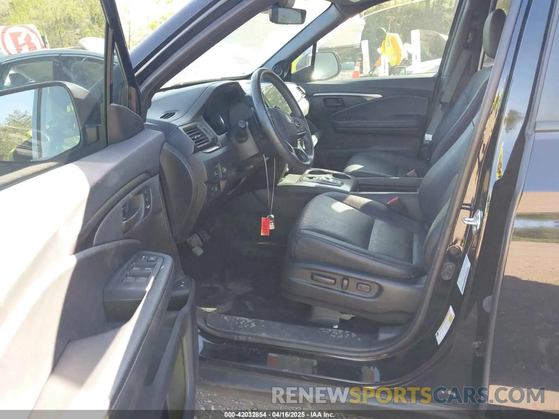 5 Photograph of a damaged car 5FNYF7H57NB004890 HONDA PASSPORT 2022