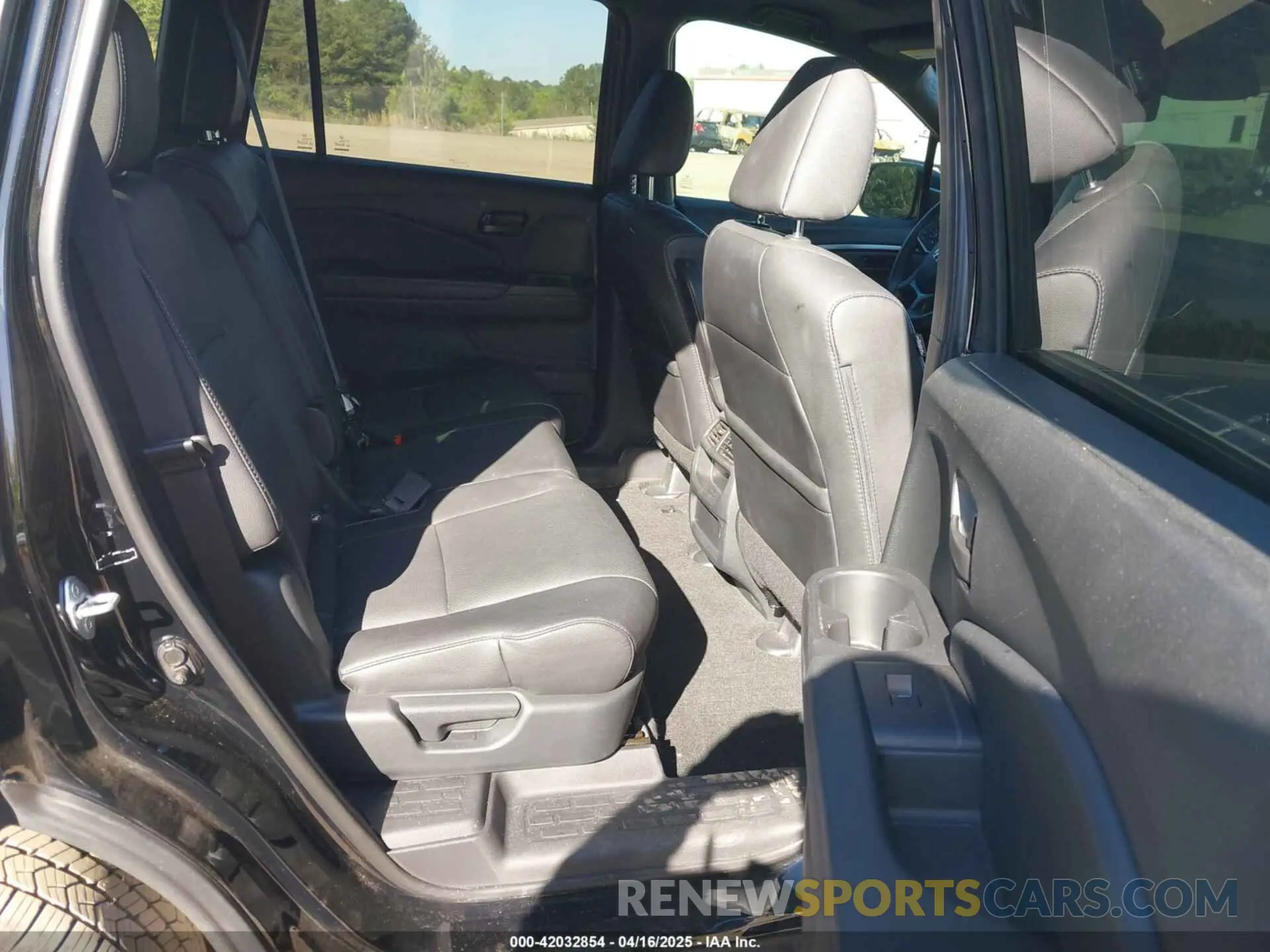 8 Photograph of a damaged car 5FNYF7H57NB004890 HONDA PASSPORT 2022