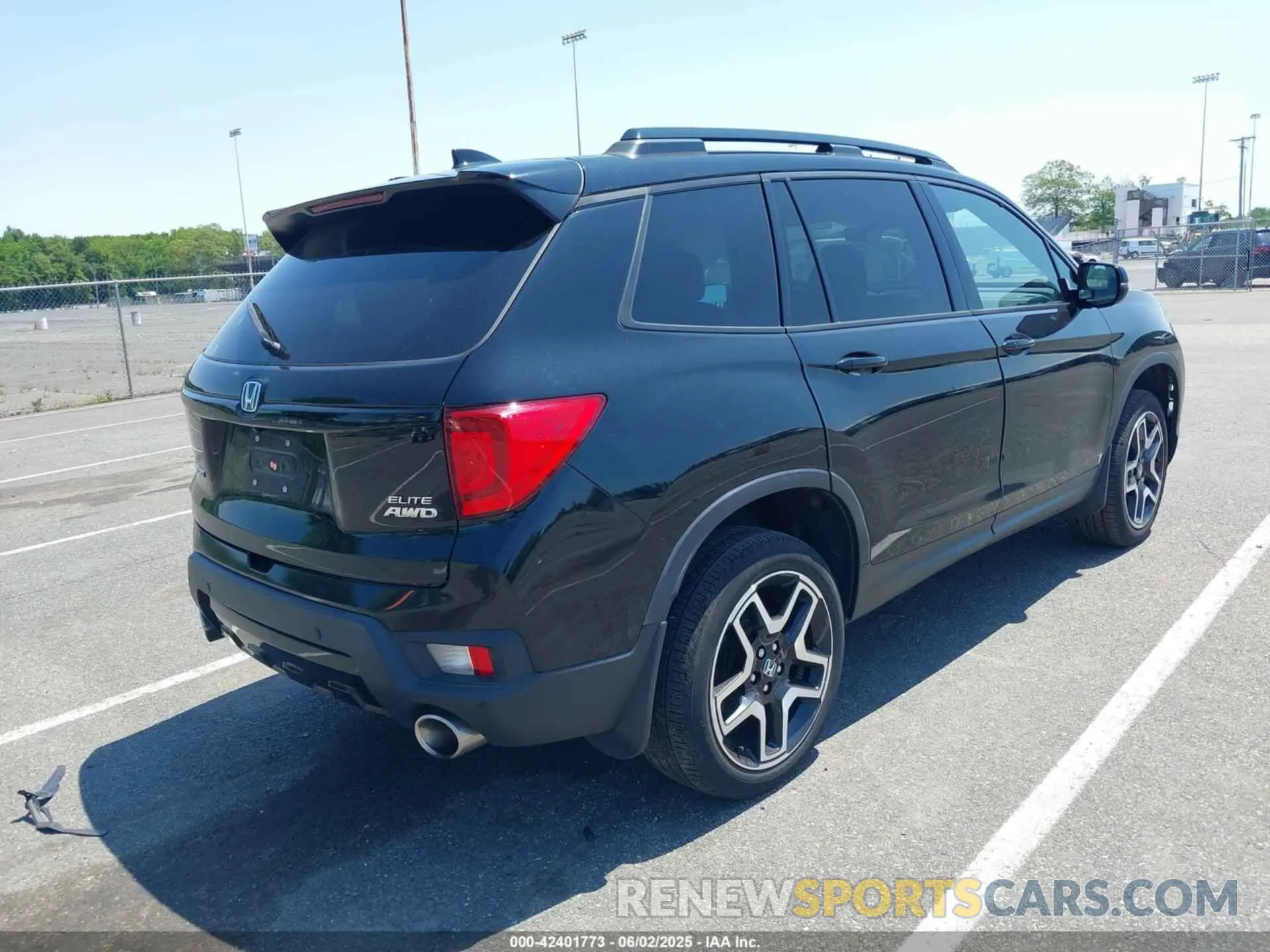 4 Photograph of a damaged car 5FNYF8H00NB004126 HONDA PASSPORT 2022