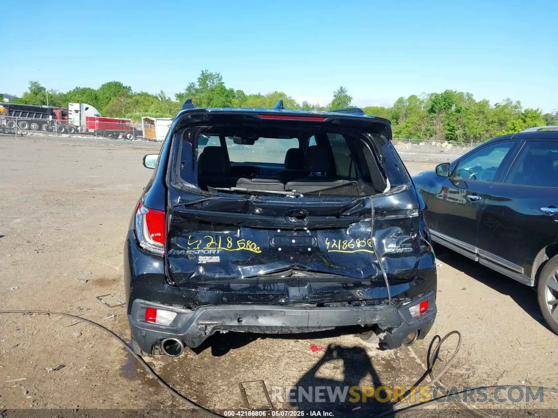 6 Photograph of a damaged car 5FNYF8H01NB003681 HONDA PASSPORT 2022