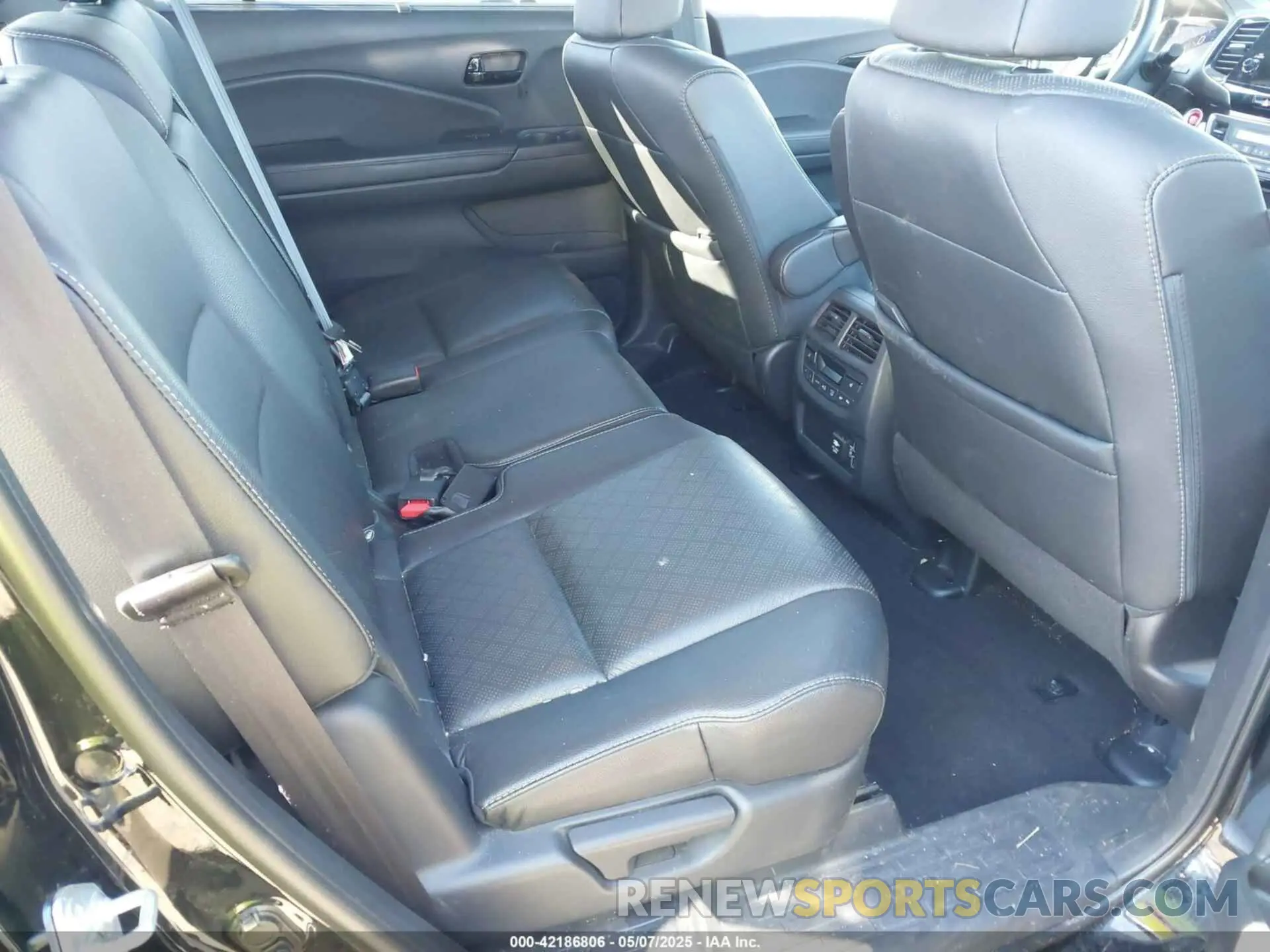 8 Photograph of a damaged car 5FNYF8H01NB003681 HONDA PASSPORT 2022