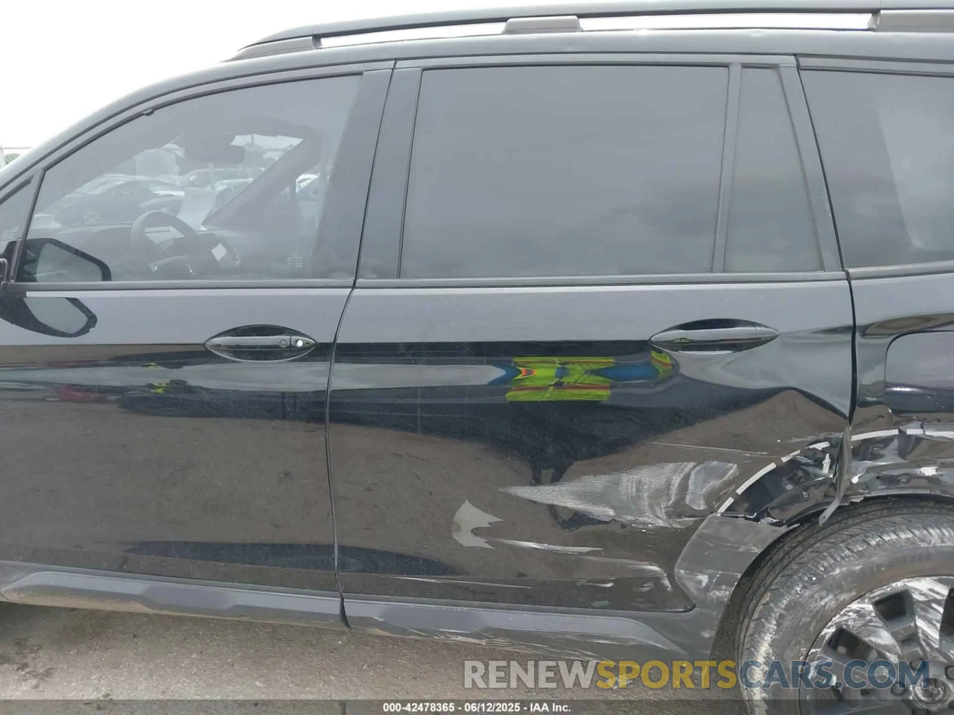 14 Photograph of a damaged car 5FNYF8H01NB012381 HONDA PASSPORT 2022