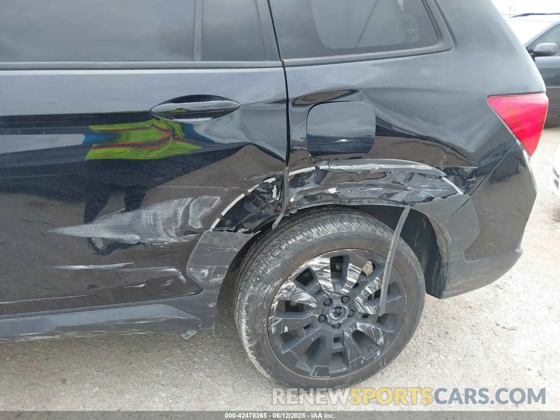 17 Photograph of a damaged car 5FNYF8H01NB012381 HONDA PASSPORT 2022