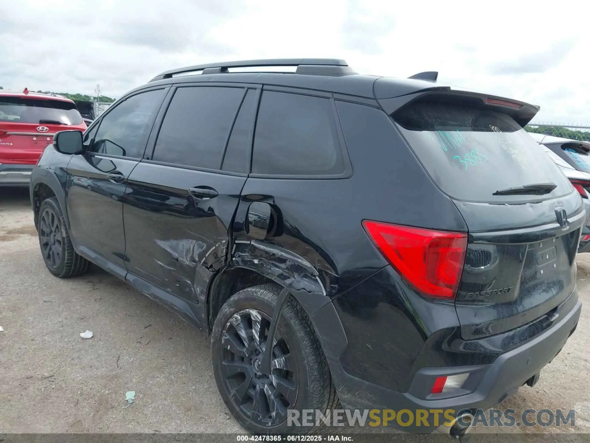 3 Photograph of a damaged car 5FNYF8H01NB012381 HONDA PASSPORT 2022