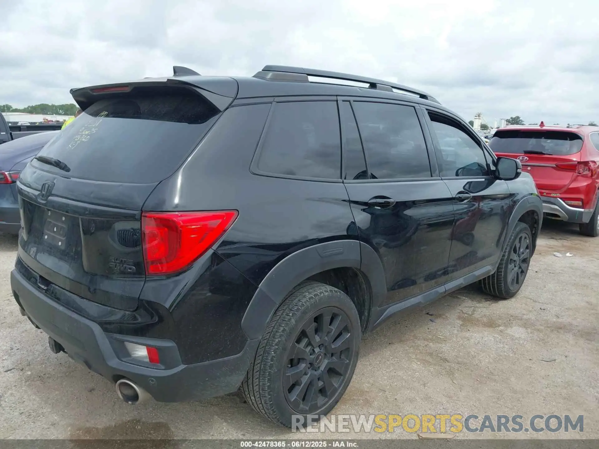 4 Photograph of a damaged car 5FNYF8H01NB012381 HONDA PASSPORT 2022