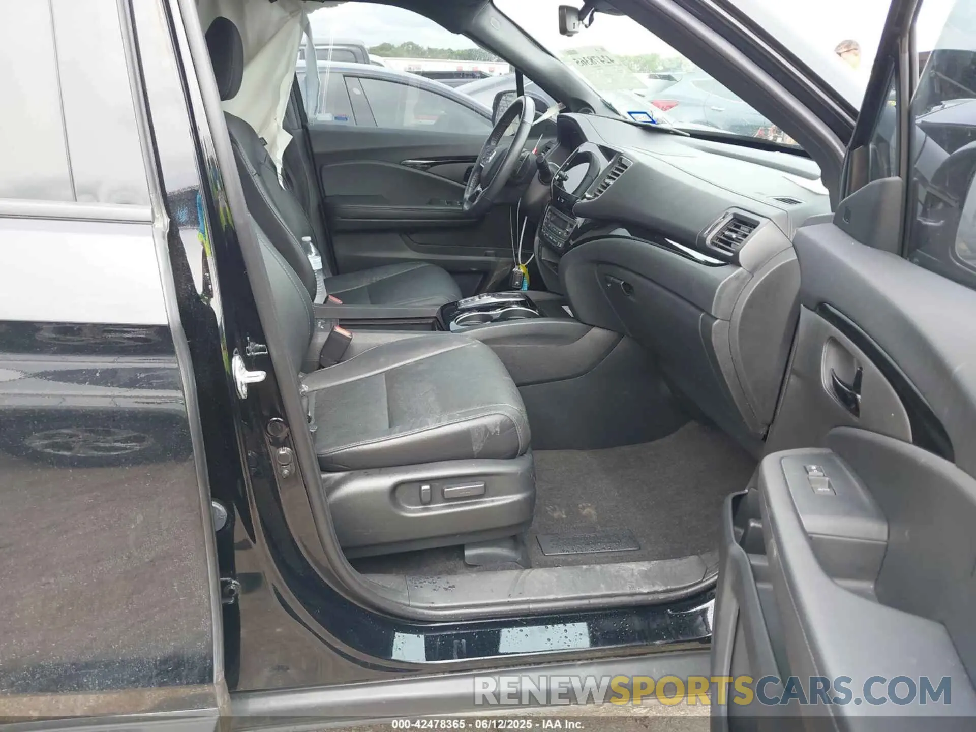 5 Photograph of a damaged car 5FNYF8H01NB012381 HONDA PASSPORT 2022