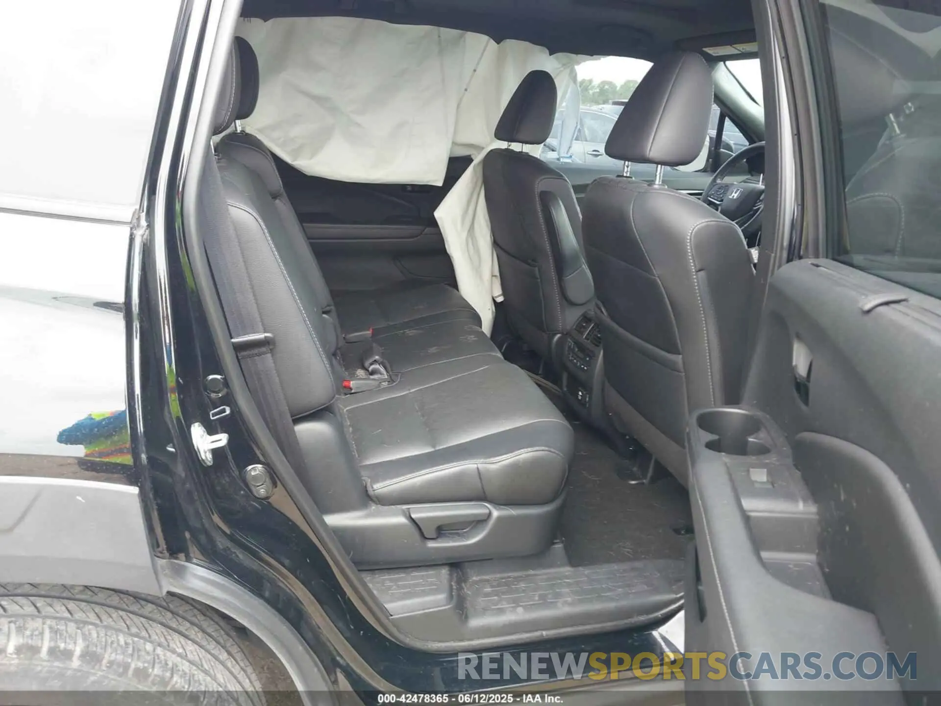 8 Photograph of a damaged car 5FNYF8H01NB012381 HONDA PASSPORT 2022