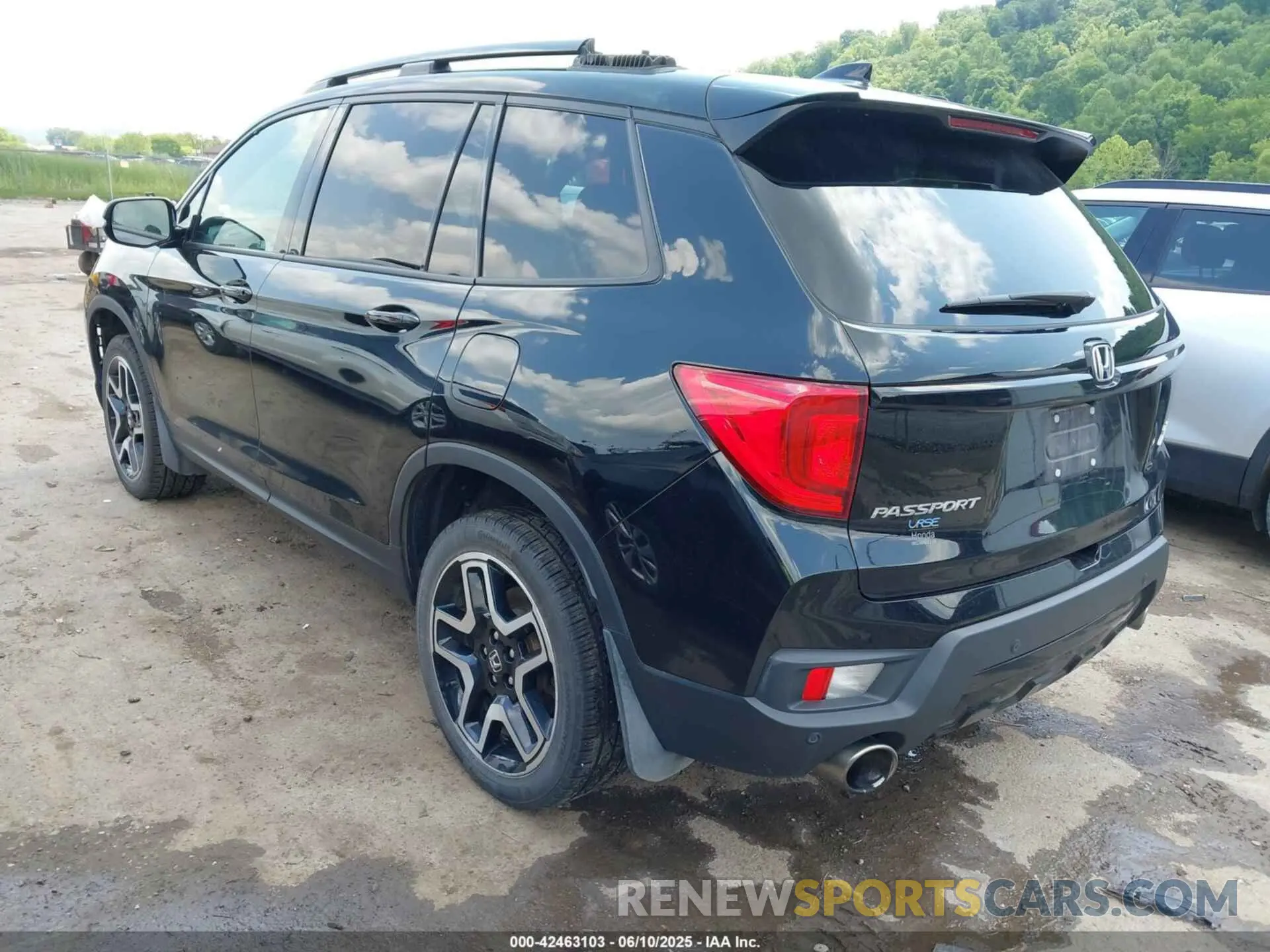 3 Photograph of a damaged car 5FNYF8H04NB012441 HONDA PASSPORT 2022