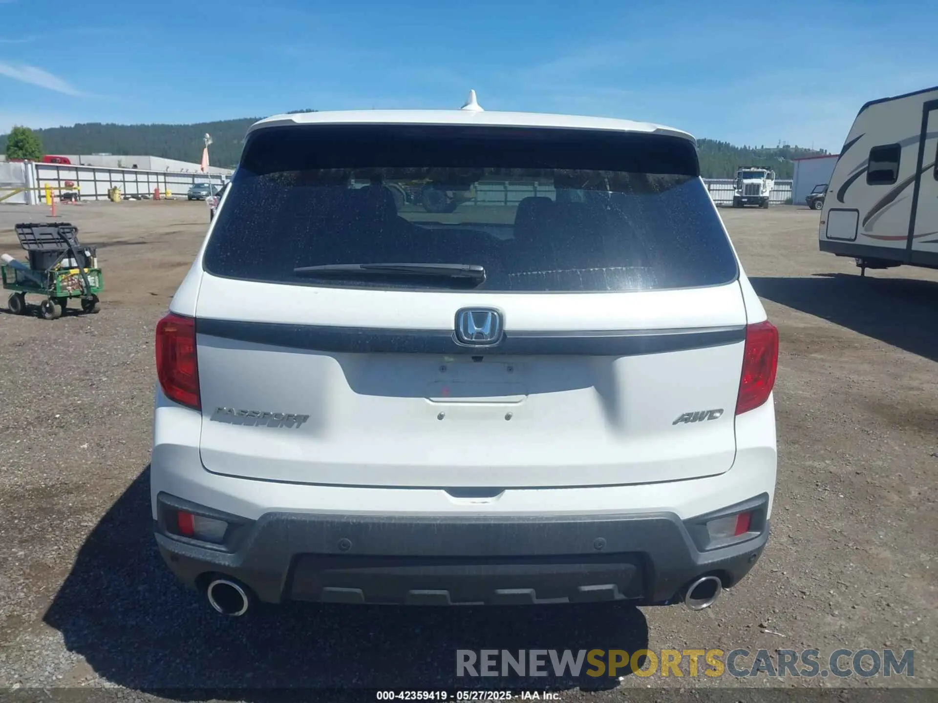 16 Photograph of a damaged car 5FNYF8H52NB009758 HONDA PASSPORT 2022