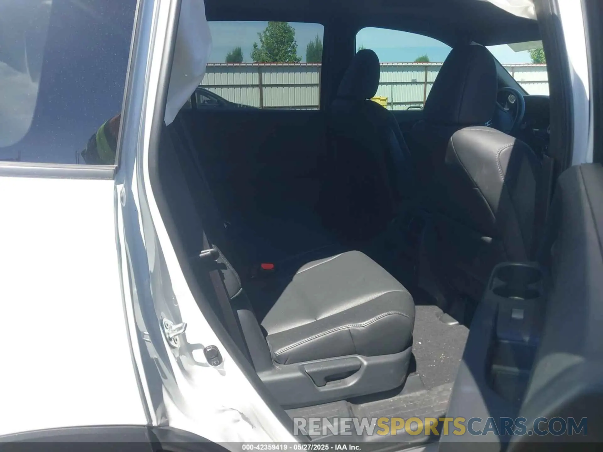 8 Photograph of a damaged car 5FNYF8H52NB009758 HONDA PASSPORT 2022