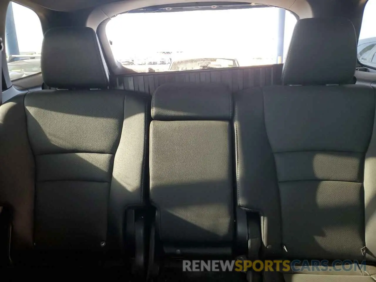 10 Photograph of a damaged car 5FNYF8H53NB007016 HONDA PASSPORT 2022