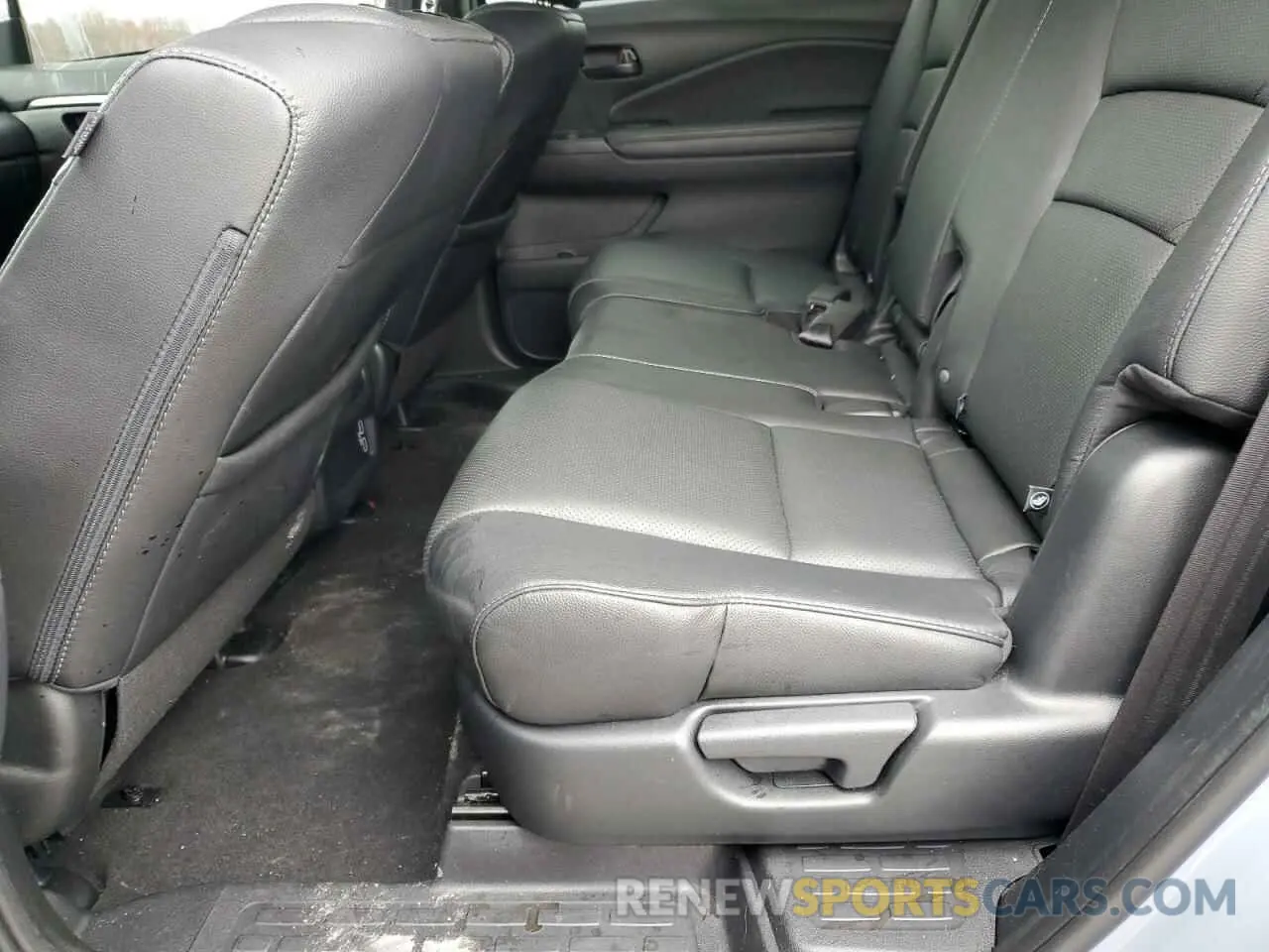 11 Photograph of a damaged car 5FNYF8H54NB003573 HONDA PASSPORT 2022