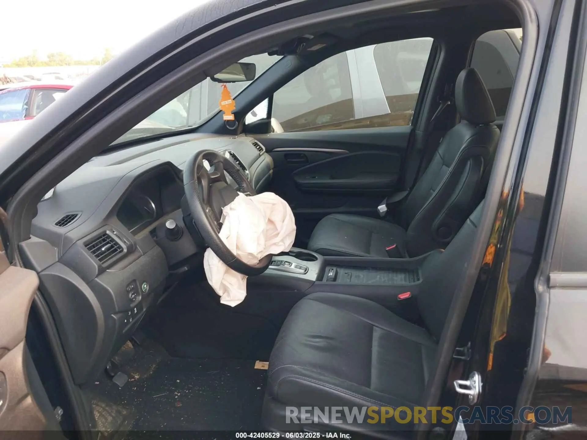 5 Photograph of a damaged car 5FNYF8H57NB003633 HONDA PASSPORT 2022