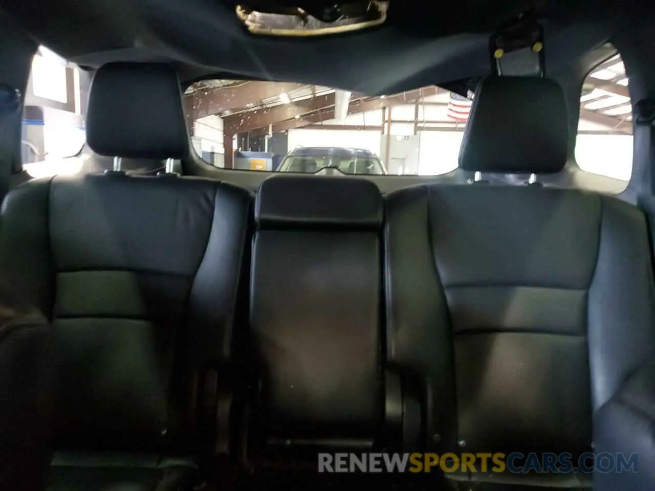 10 Photograph of a damaged car 5FNYF8H59NB000975 HONDA PASSPORT 2022