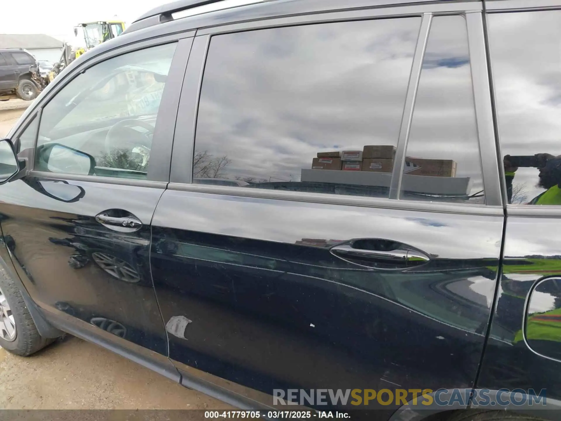 15 Photograph of a damaged car 5FNYF8H60NB011632 HONDA PASSPORT 2022