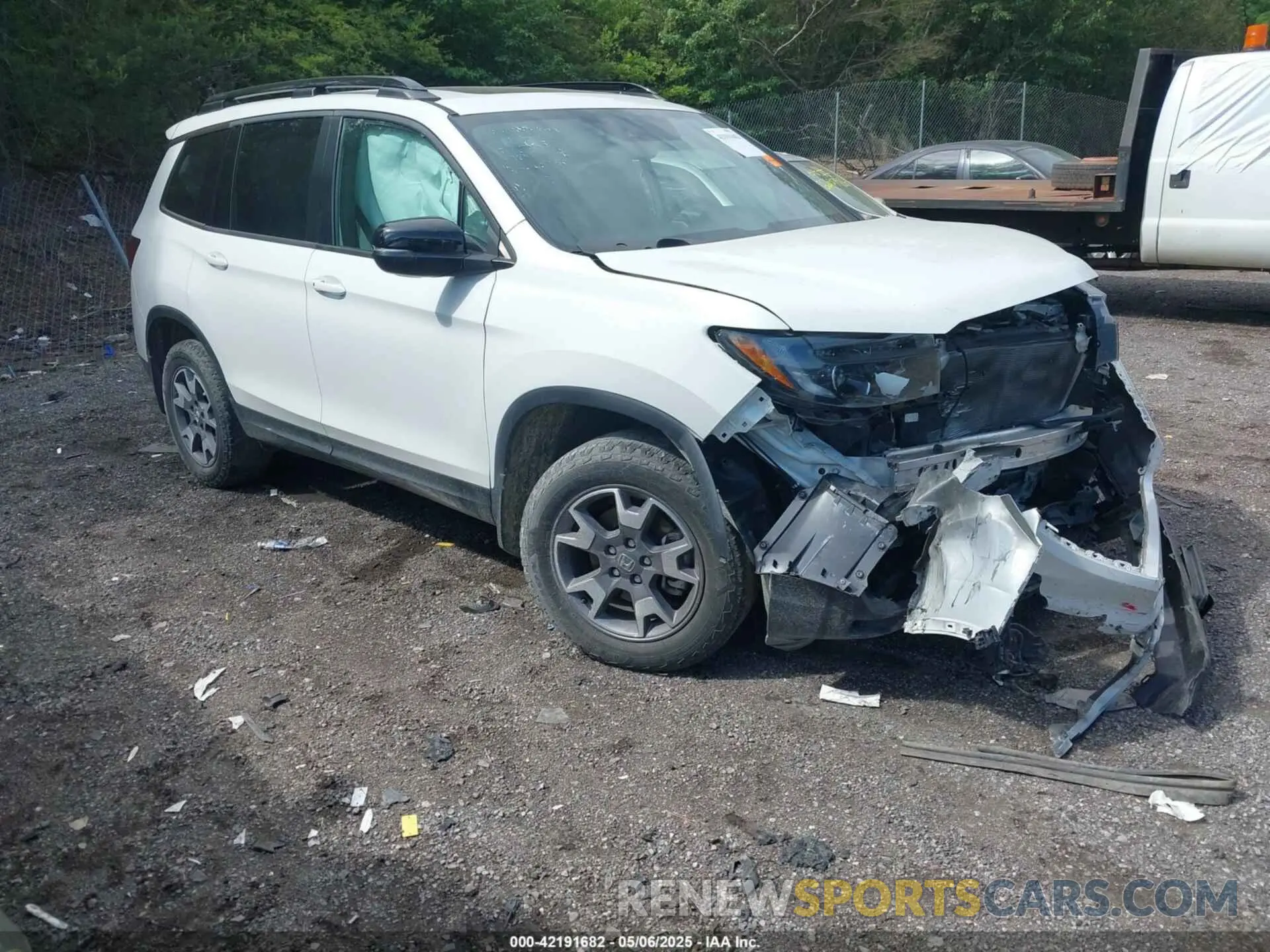 1 Photograph of a damaged car 5FNYF8H61NB017374 HONDA PASSPORT 2022