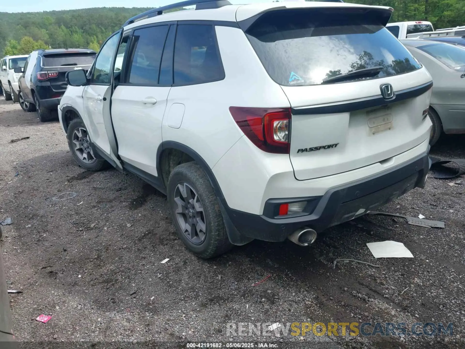 3 Photograph of a damaged car 5FNYF8H61NB017374 HONDA PASSPORT 2022