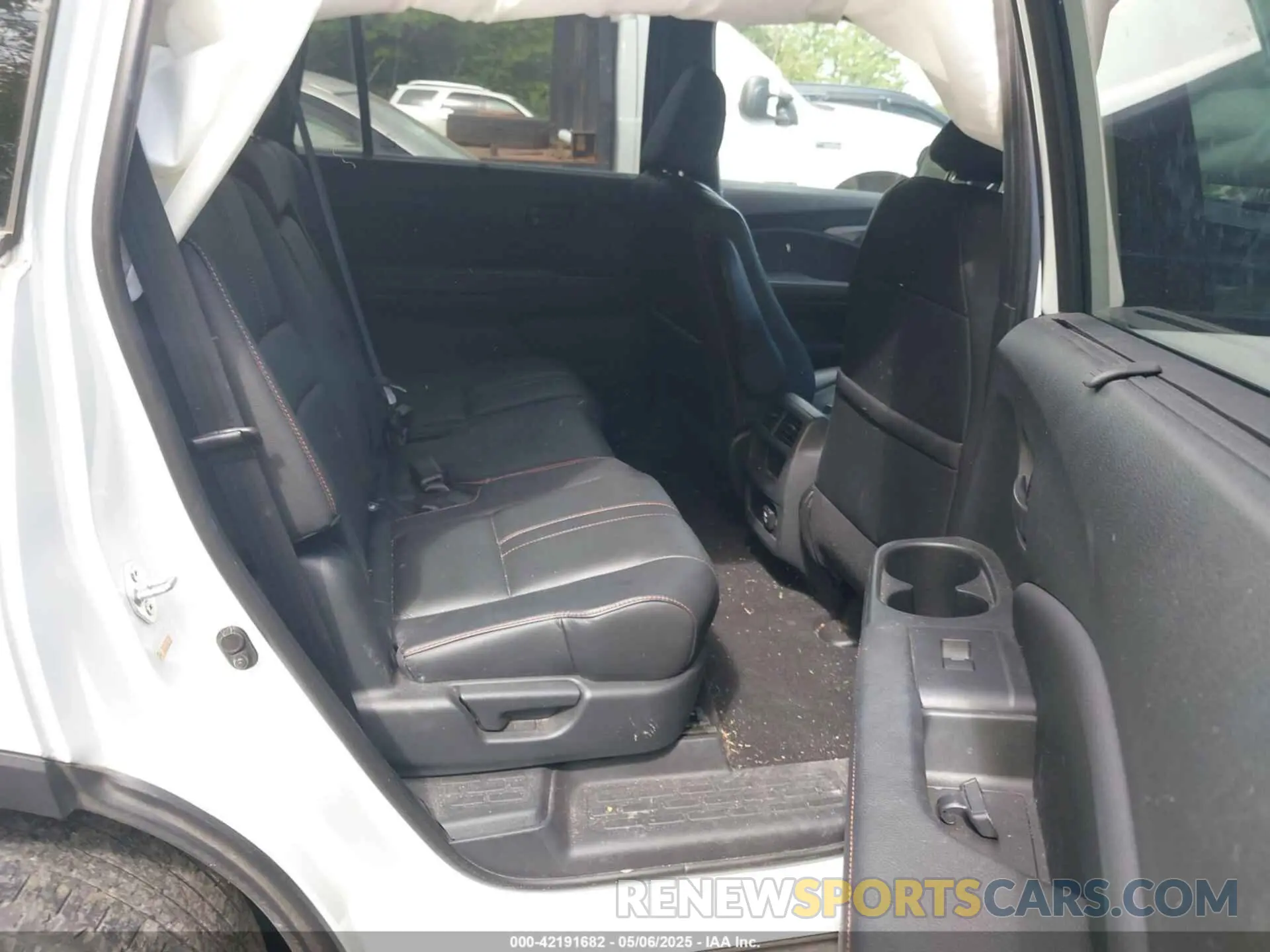 8 Photograph of a damaged car 5FNYF8H61NB017374 HONDA PASSPORT 2022