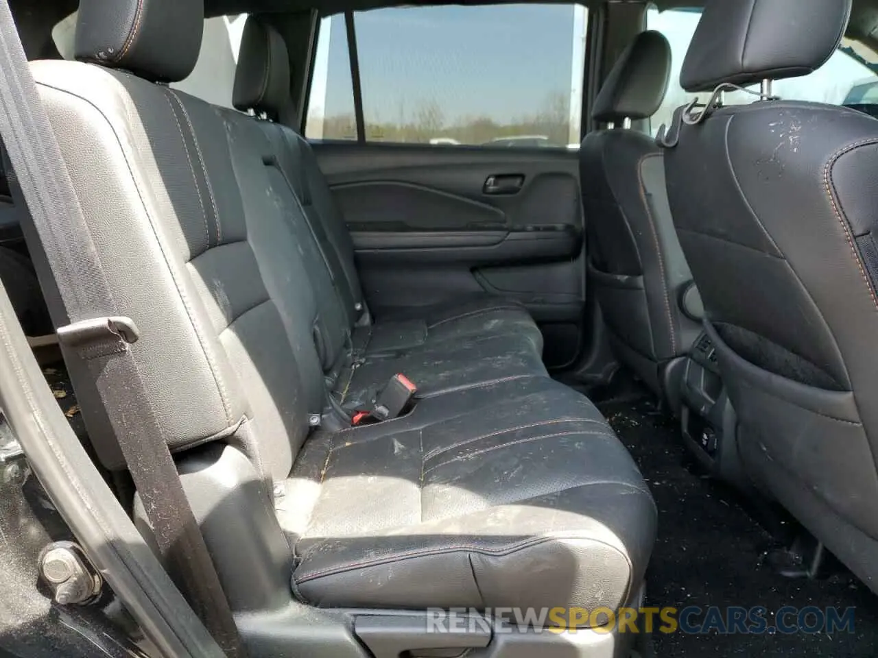 11 Photograph of a damaged car 5FNYF8H62NB029873 HONDA PASSPORT 2022