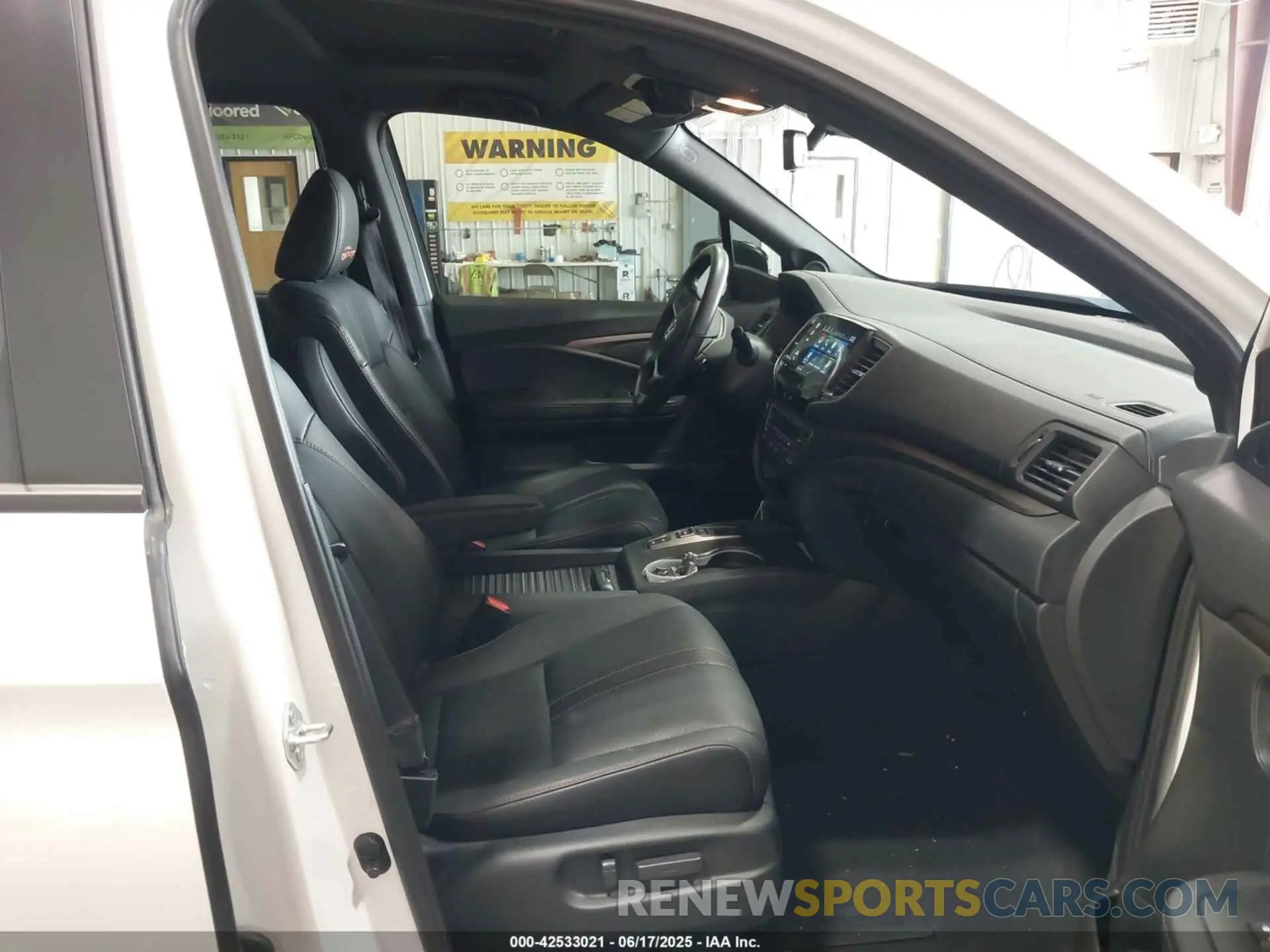 5 Photograph of a damaged car 5FNYF8H63NB003038 HONDA PASSPORT 2022
