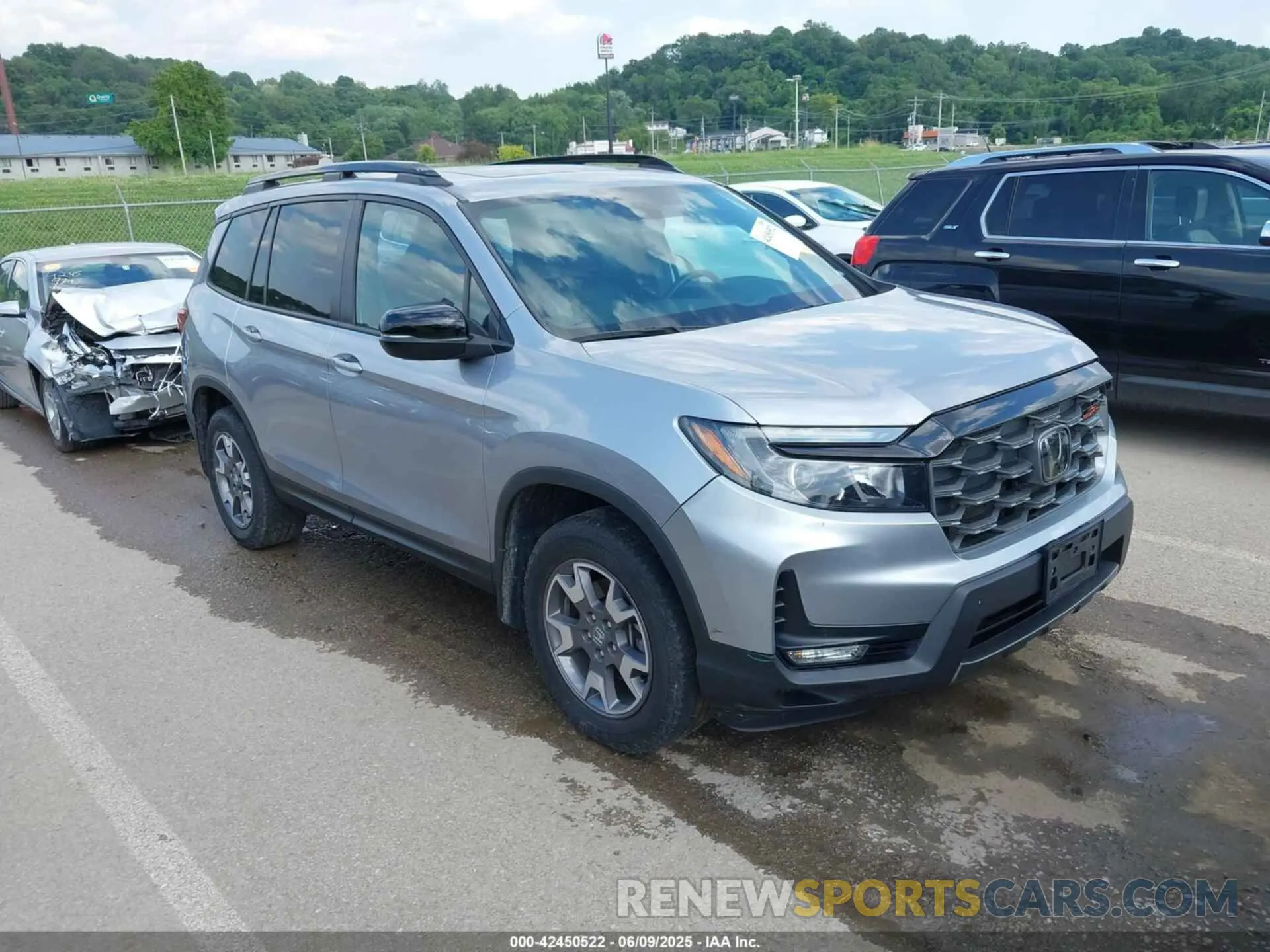 1 Photograph of a damaged car 5FNYF8H63NB004805 HONDA PASSPORT 2022
