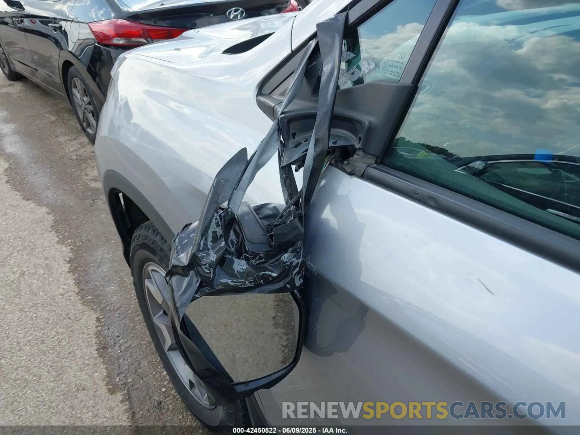 17 Photograph of a damaged car 5FNYF8H63NB004805 HONDA PASSPORT 2022