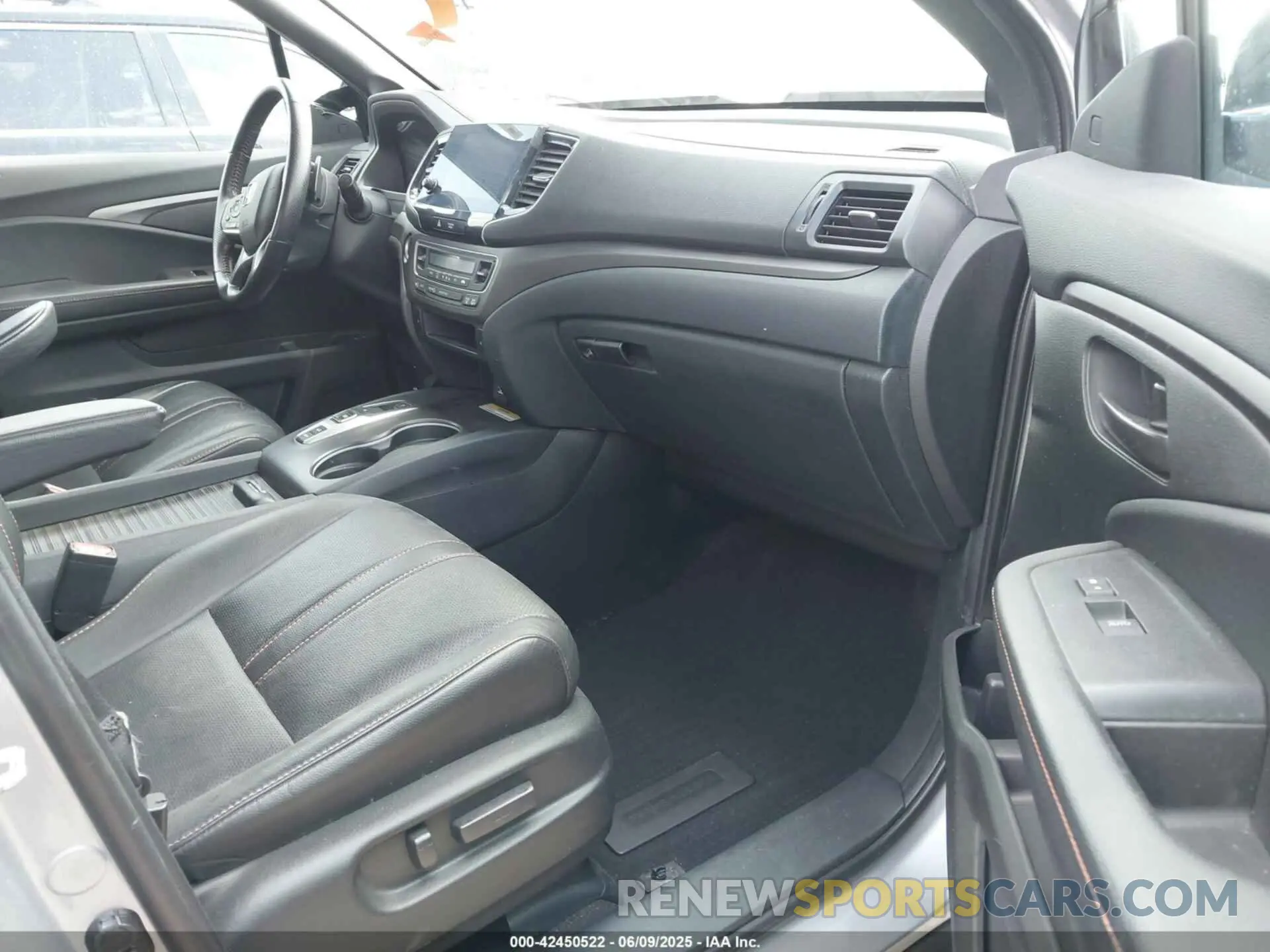 5 Photograph of a damaged car 5FNYF8H63NB004805 HONDA PASSPORT 2022
