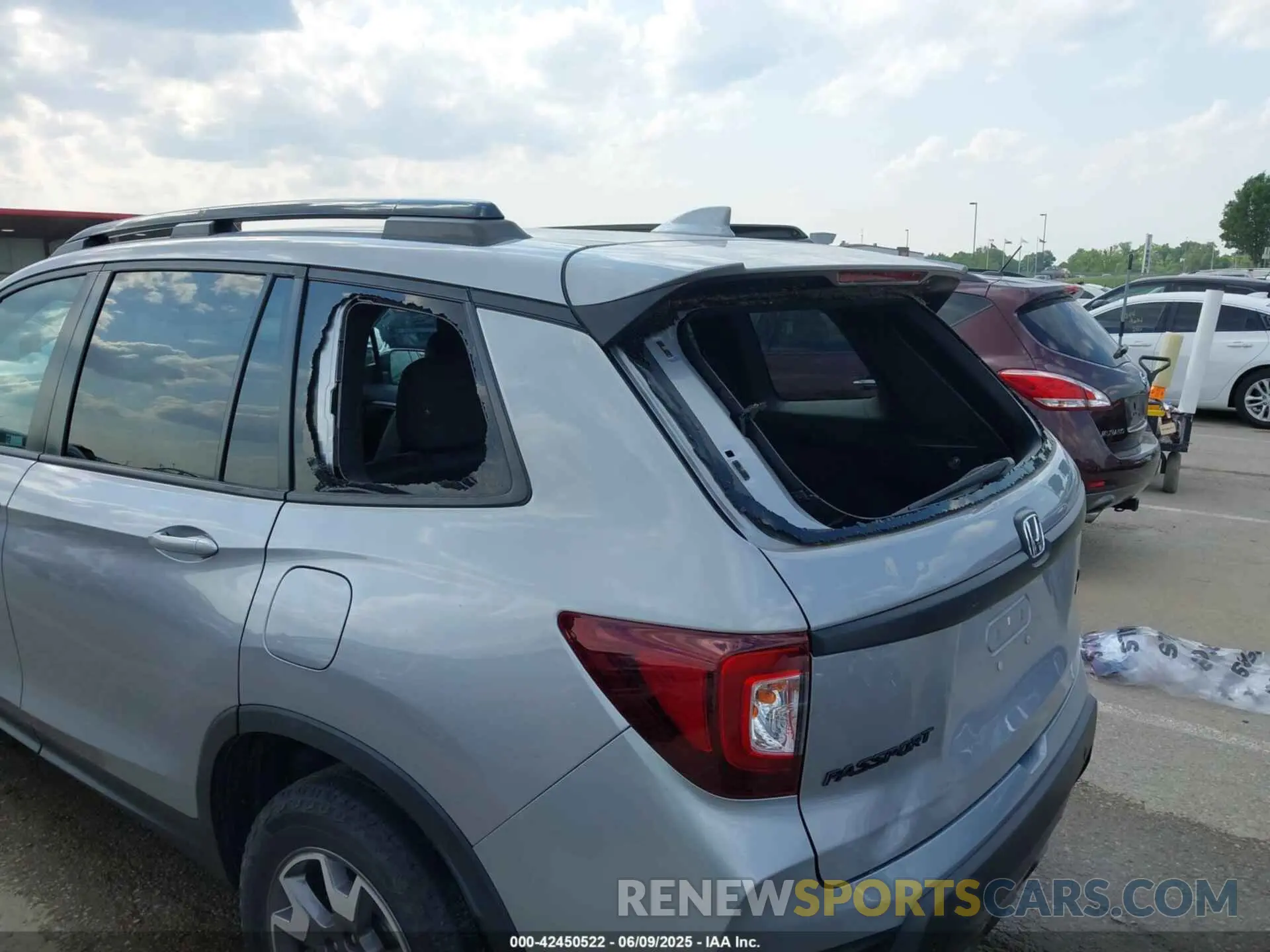 6 Photograph of a damaged car 5FNYF8H63NB004805 HONDA PASSPORT 2022