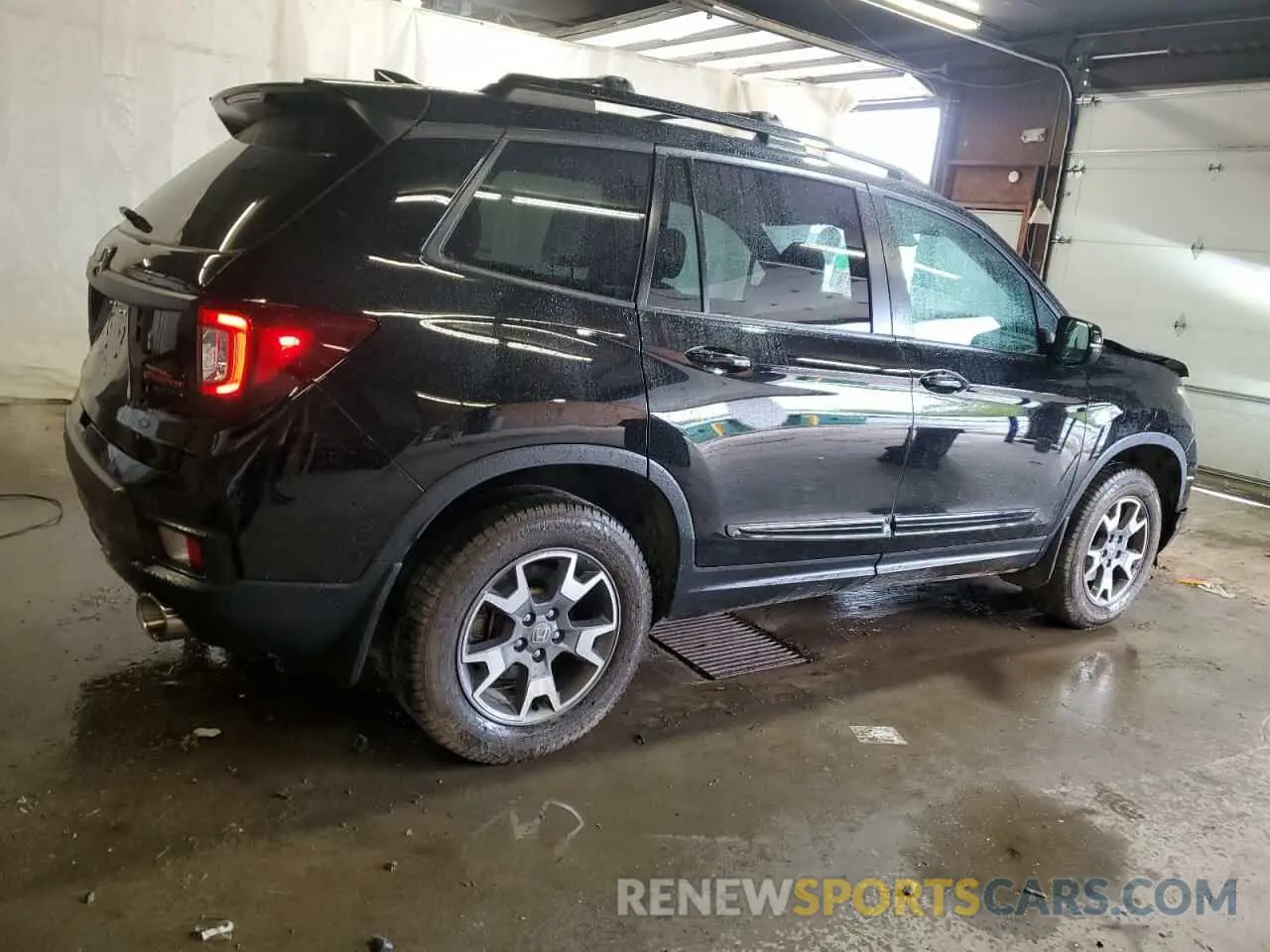 3 Photograph of a damaged car 5FNYF8H63NB009244 HONDA PASSPORT 2022