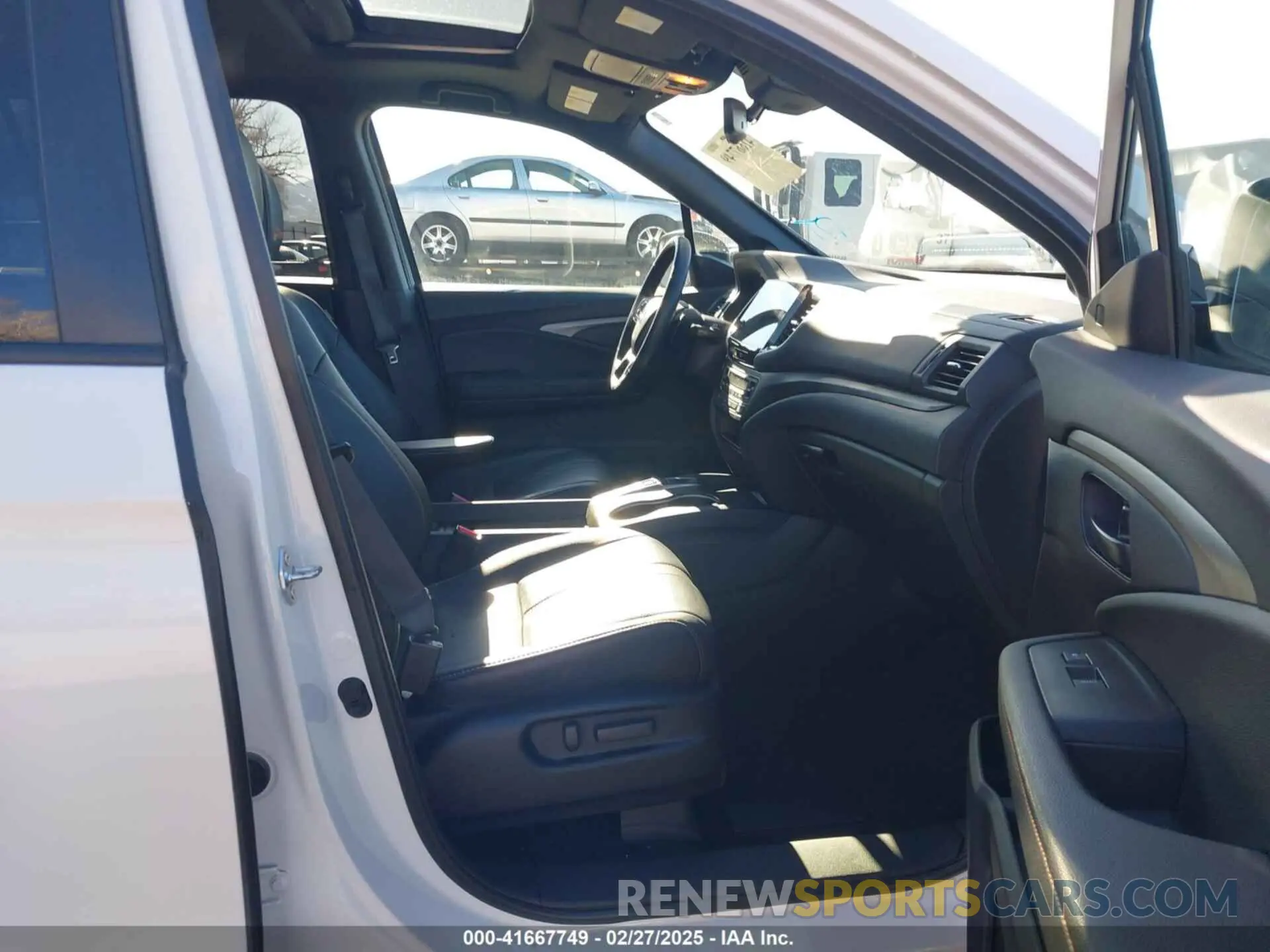 5 Photograph of a damaged car 5FNYF8H60PB015912 HONDA PASSPORT 2023