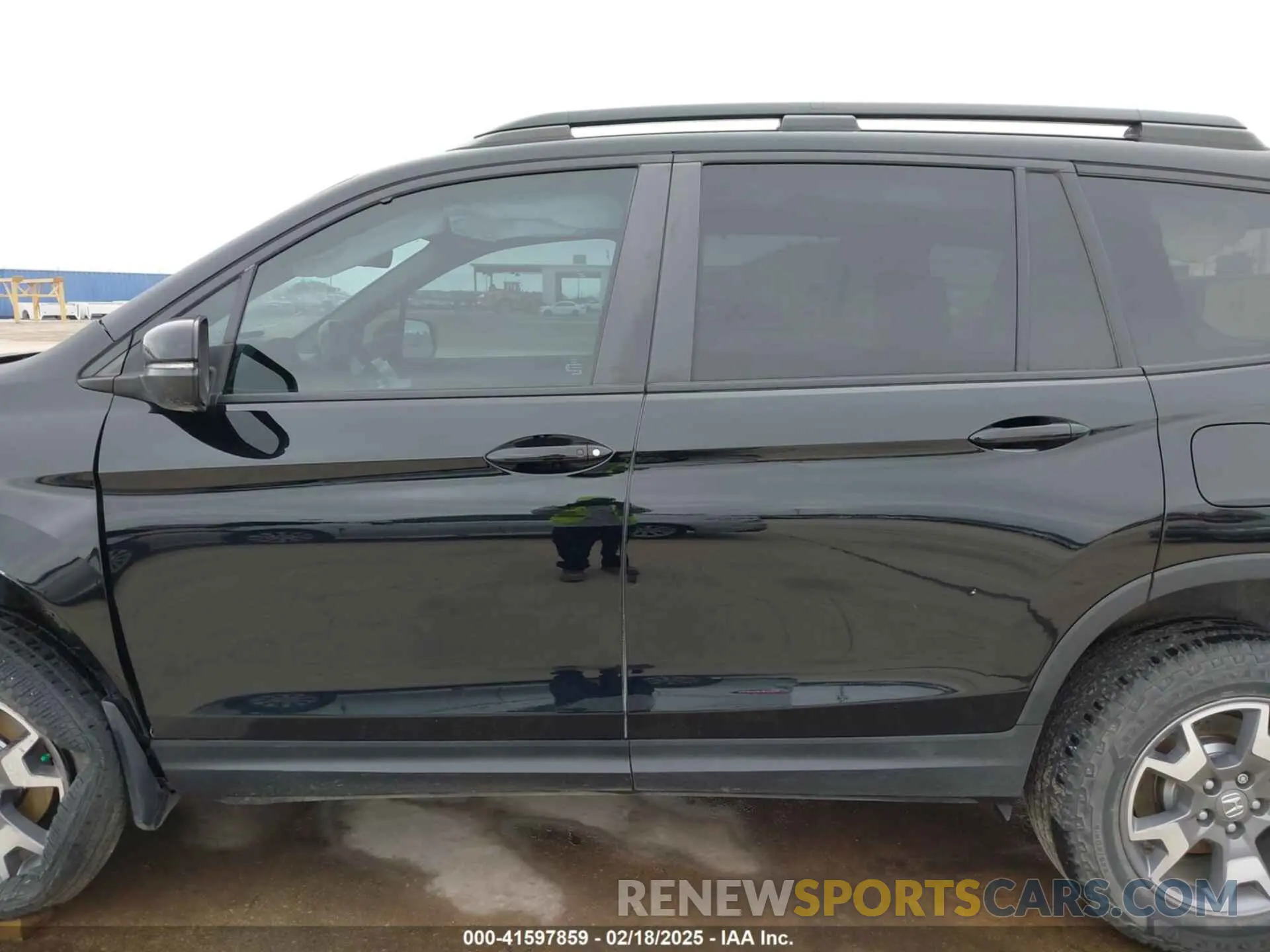 15 Photograph of a damaged car 5FNYF8H67PB006933 HONDA PASSPORT 2023
