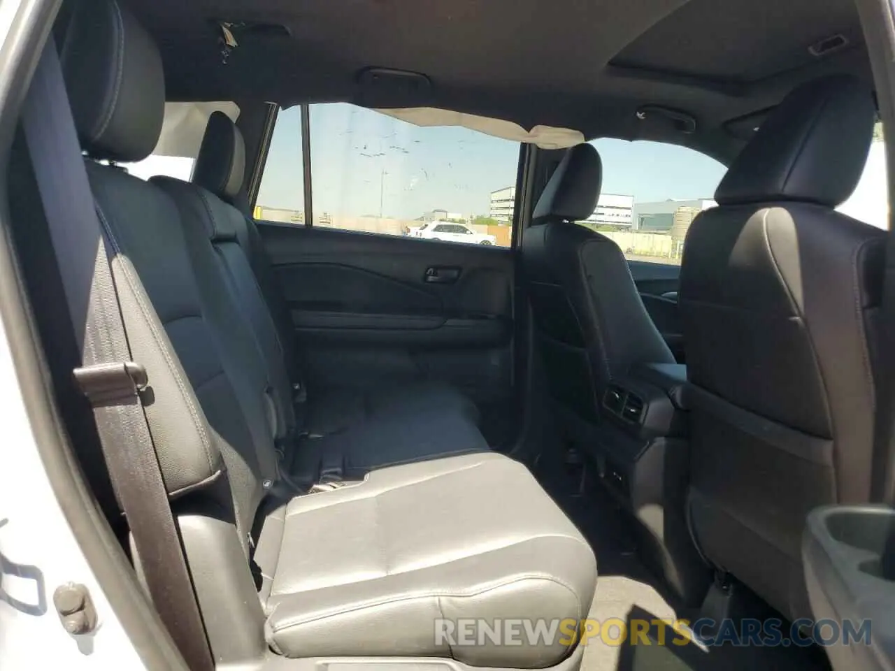 11 Photograph of a damaged car 5FNYF8H52RB008213 HONDA PASSPORT 2024