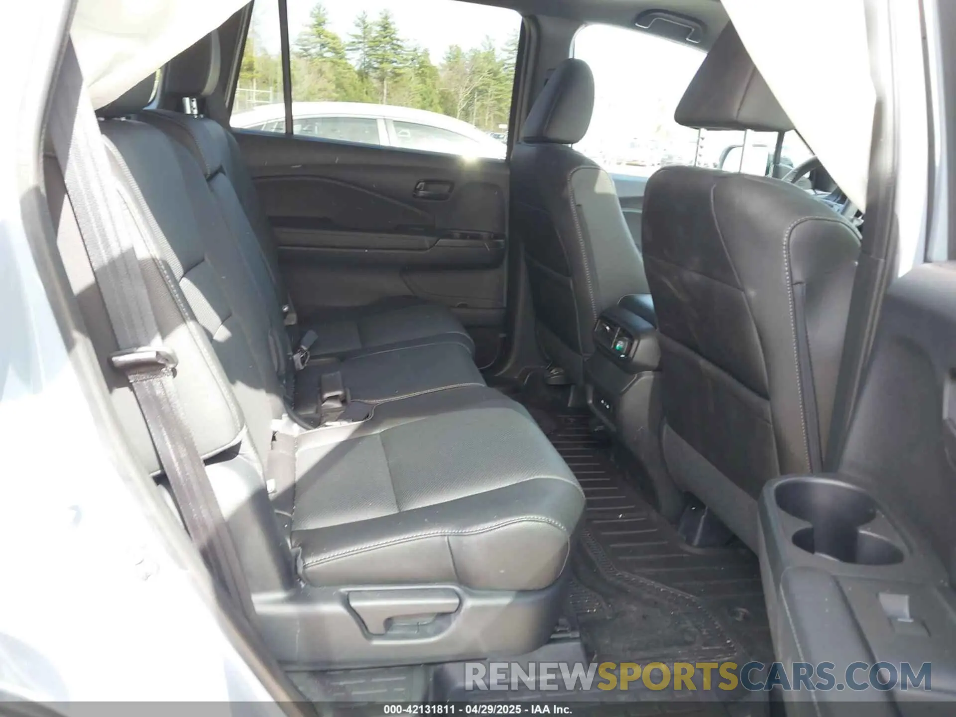 8 Photograph of a damaged car 5FNYF8H55RB023059 HONDA PASSPORT 2024