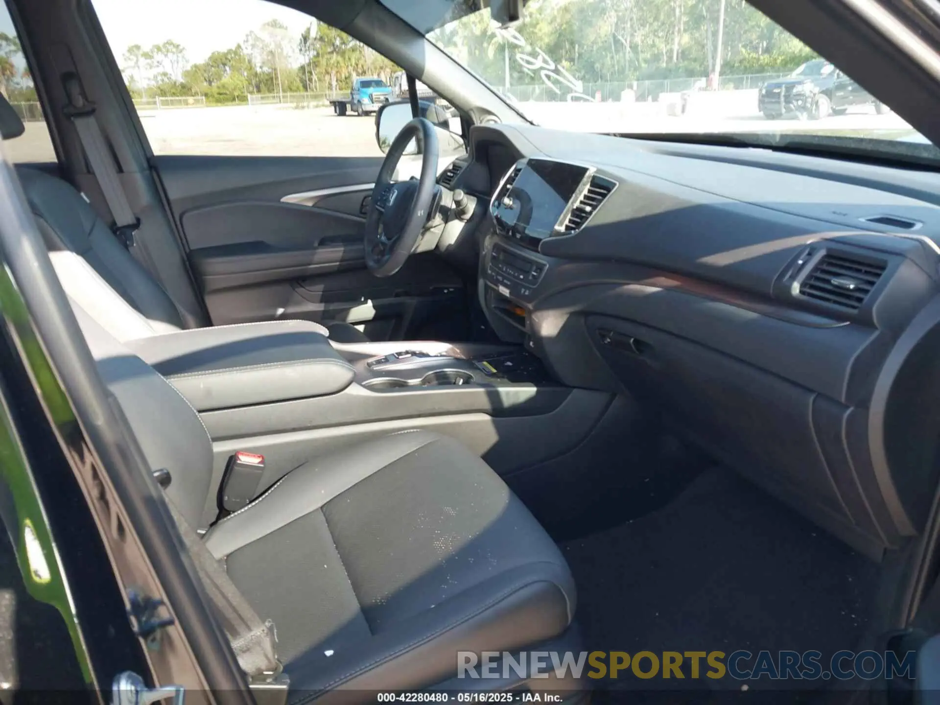 5 Photograph of a damaged car 5FNYF8H58RB020589 HONDA PASSPORT 2024