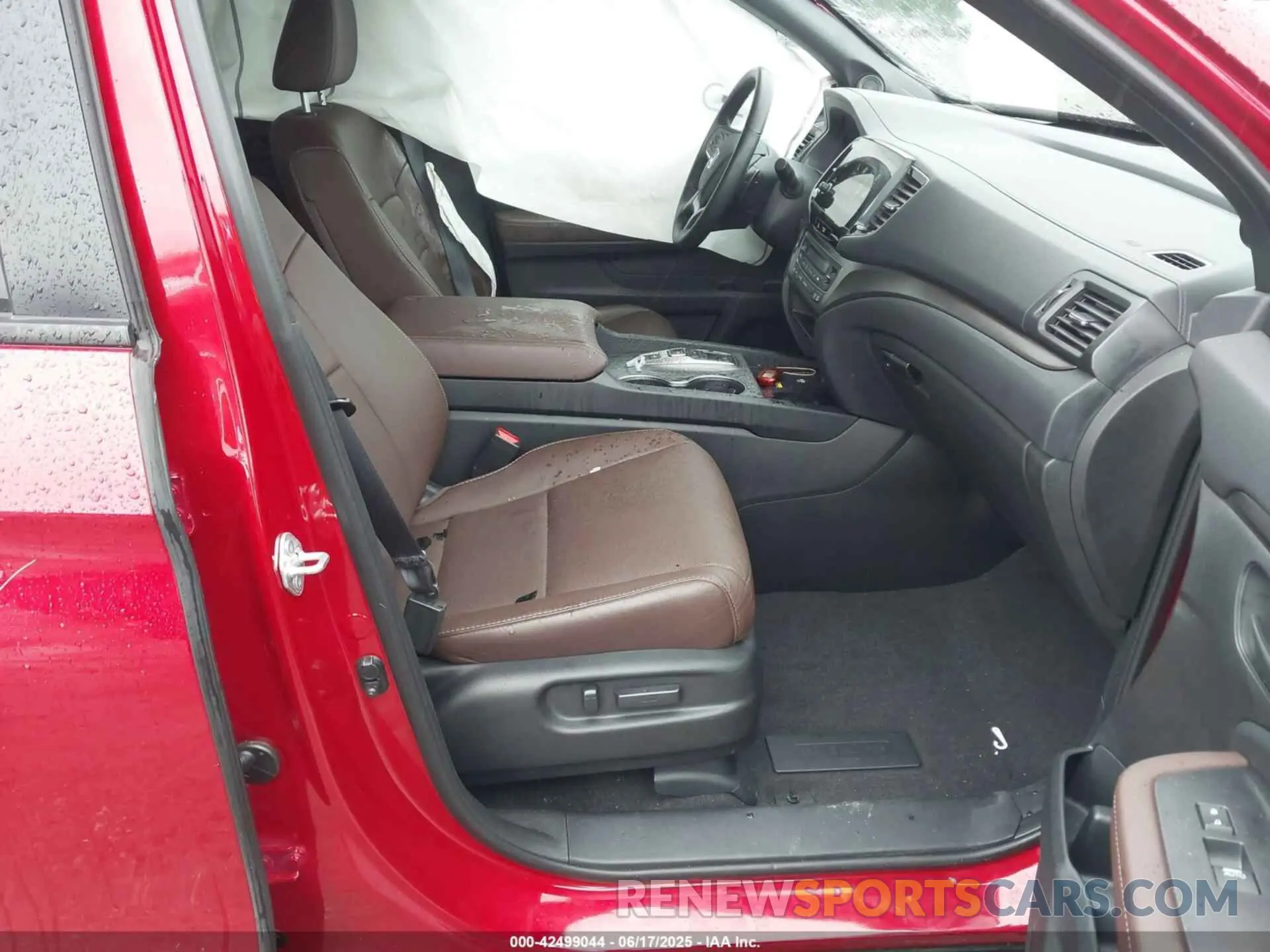 5 Photograph of a damaged car 5FNYF8H5XRB010355 HONDA PASSPORT 2024
