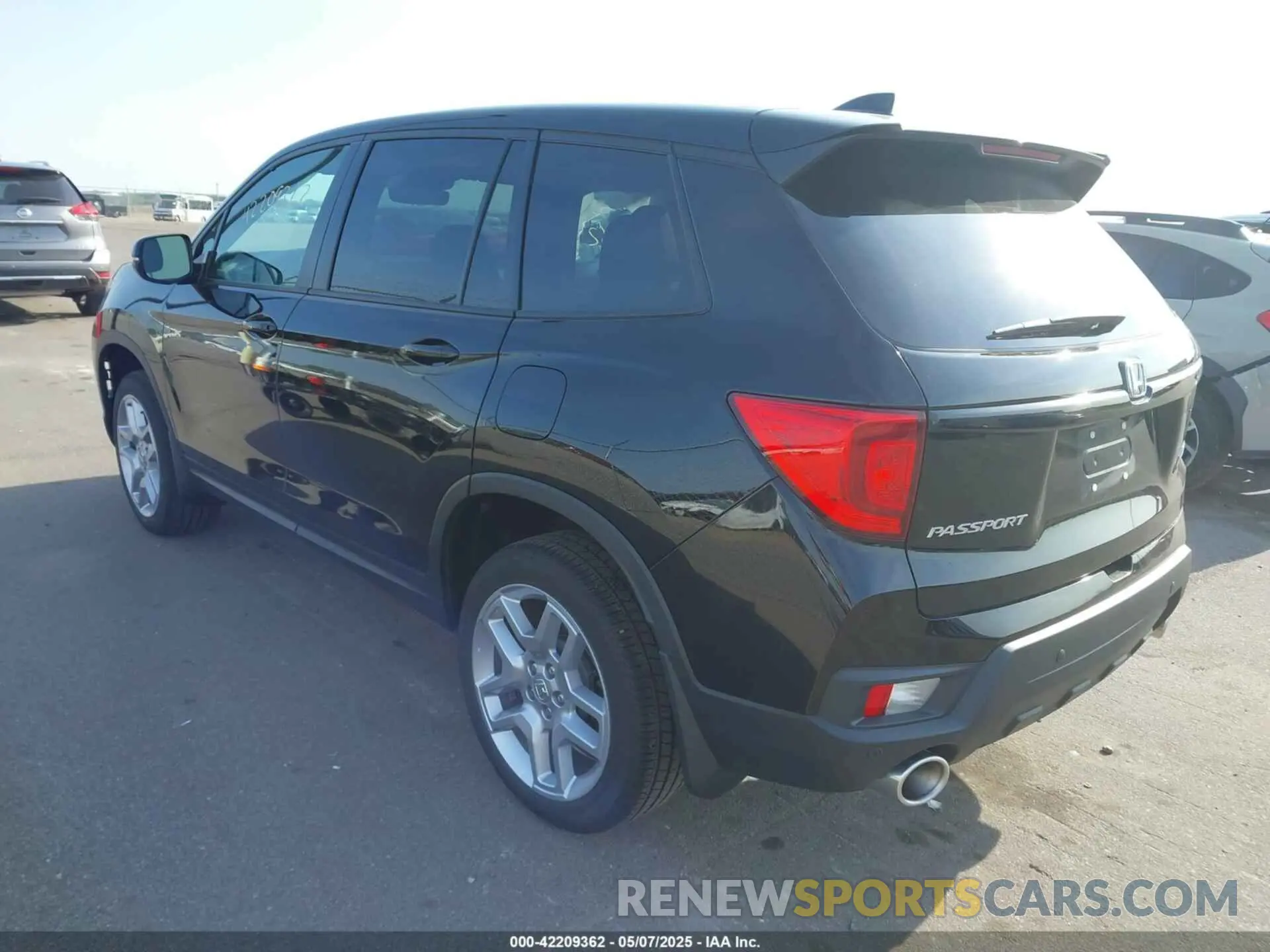 3 Photograph of a damaged car 5FNYF8H51SB012730 HONDA PASSPORT 2025