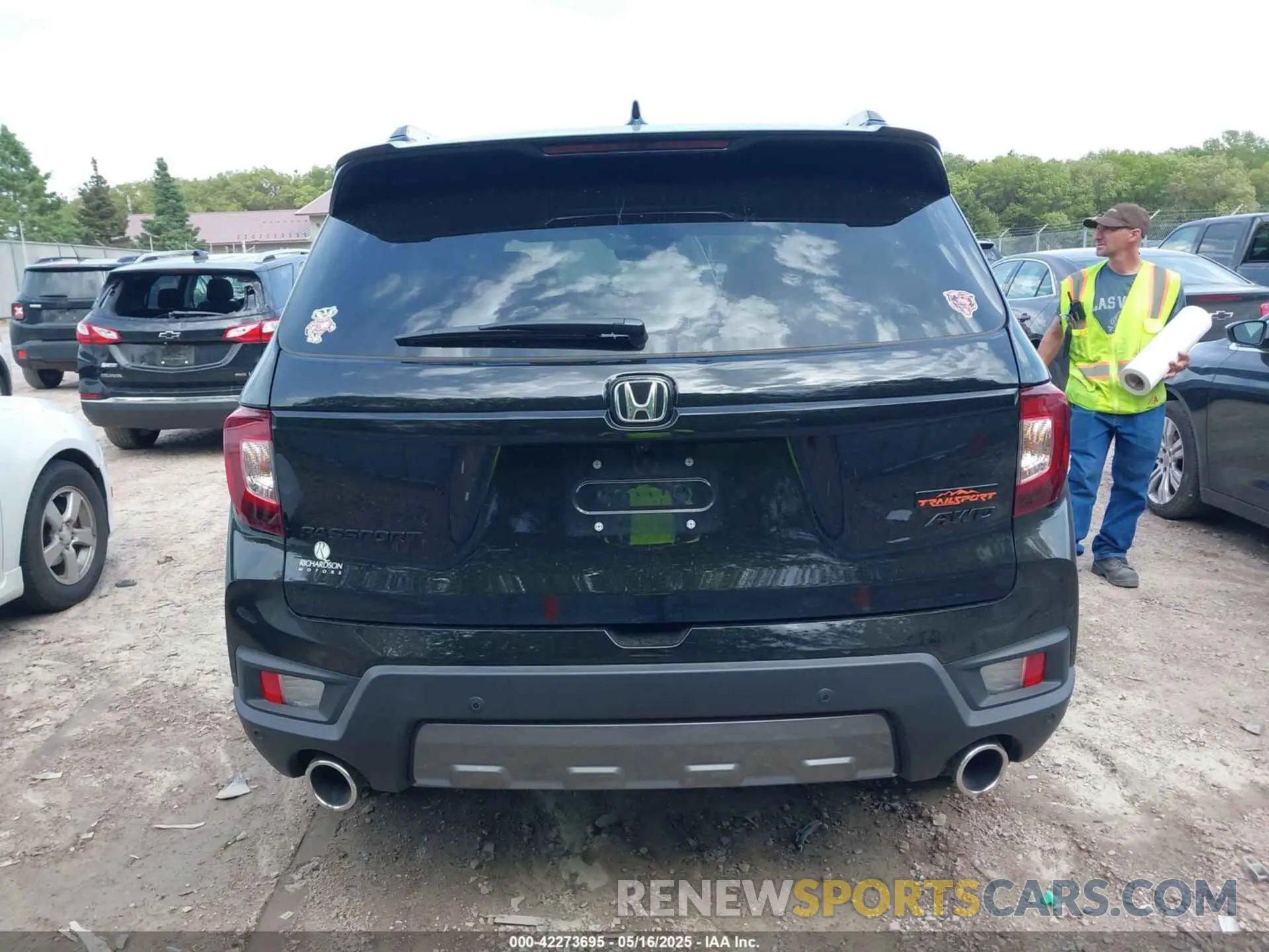 16 Photograph of a damaged car 5FNYF8H65SB006177 HONDA PASSPORT 2025