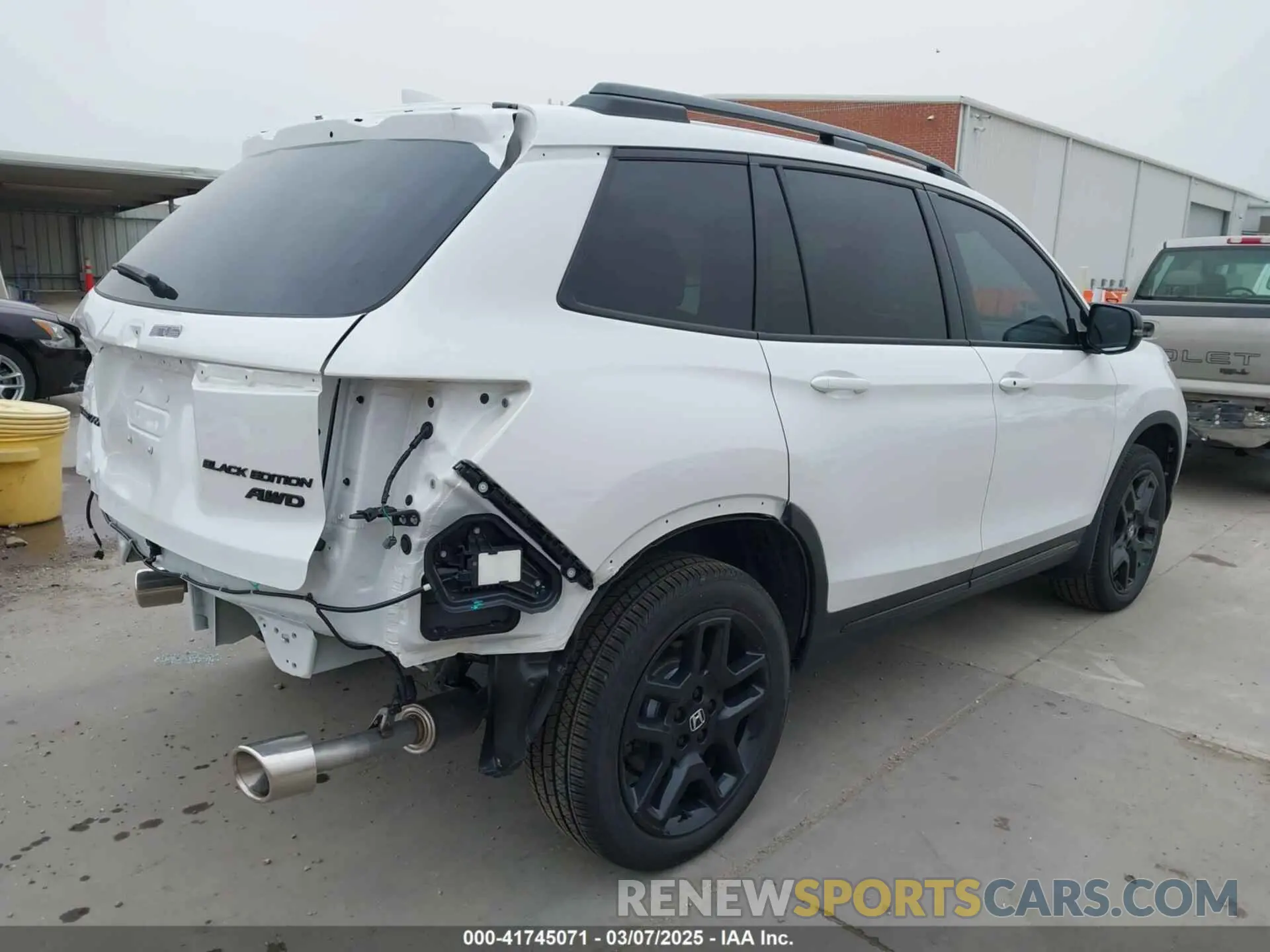 4 Photograph of a damaged car 5FNYF8H88SB013626 HONDA PASSPORT 2025