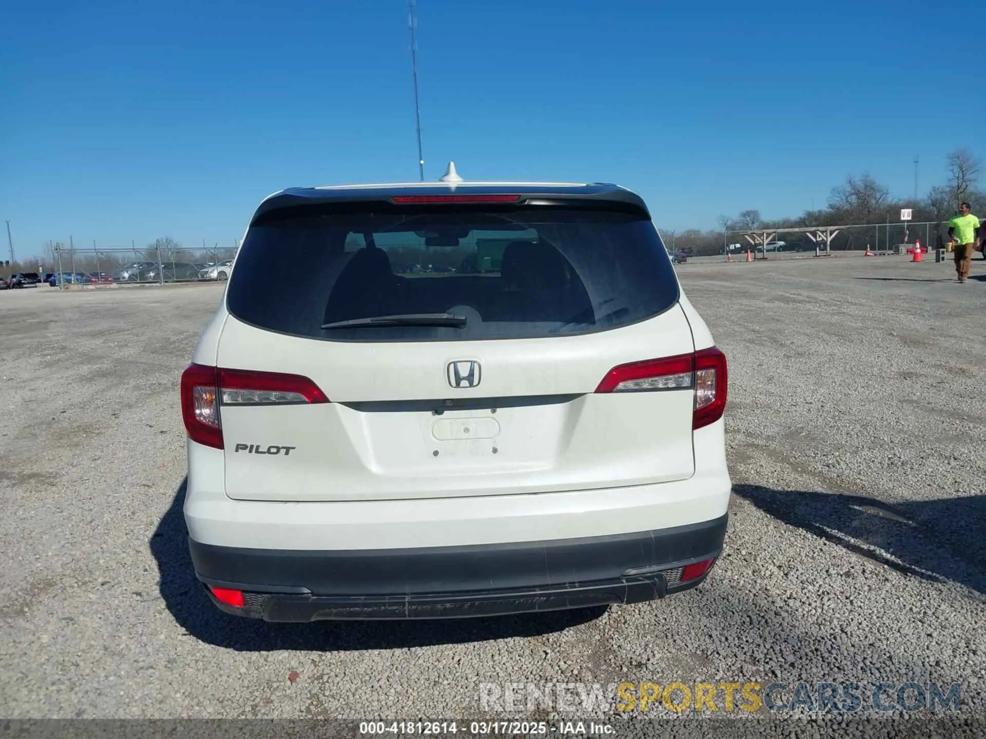 17 Photograph of a damaged car 5FNYF5H11KB006065 HONDA PILOT 2019
