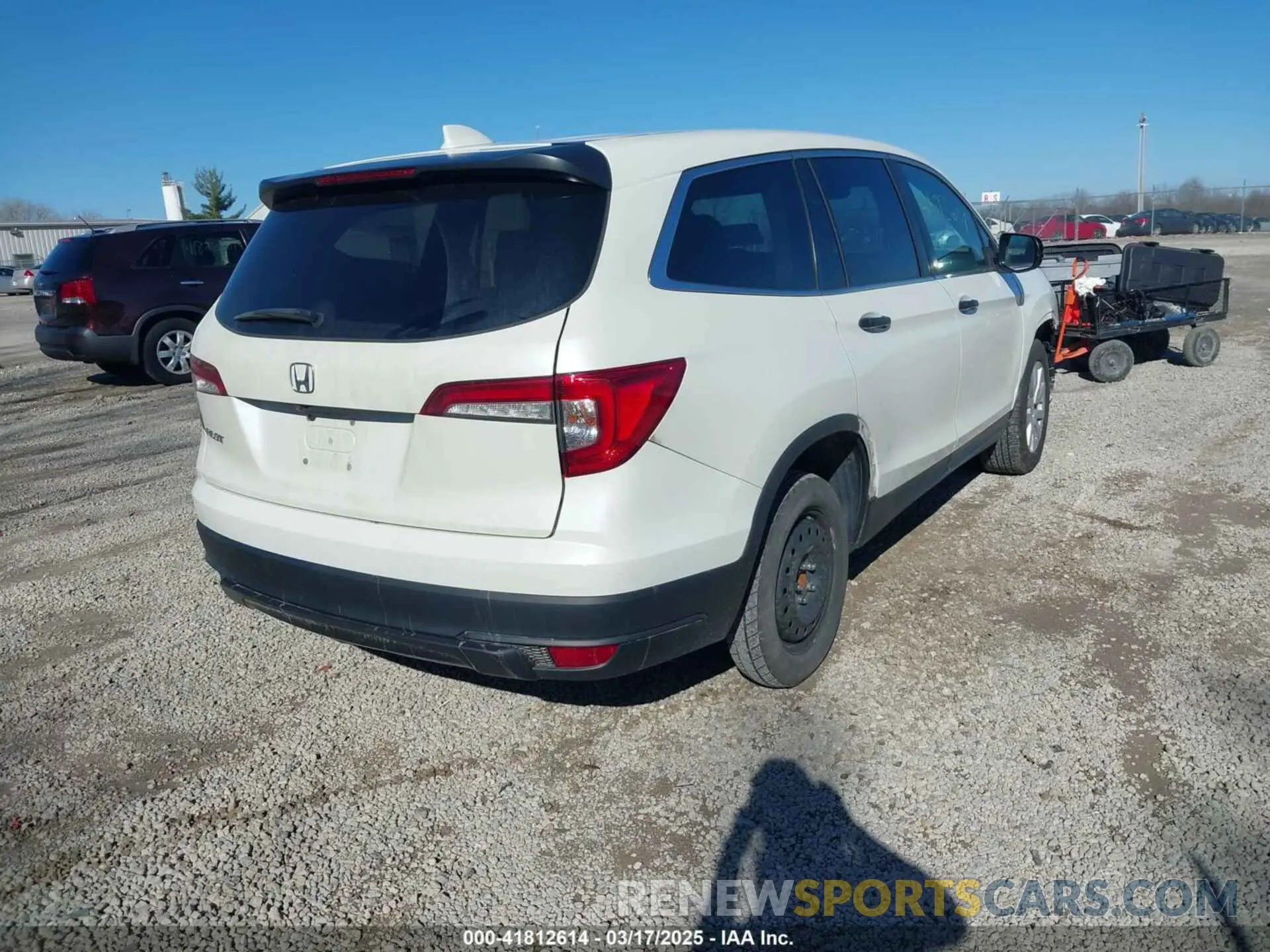 4 Photograph of a damaged car 5FNYF5H11KB006065 HONDA PILOT 2019