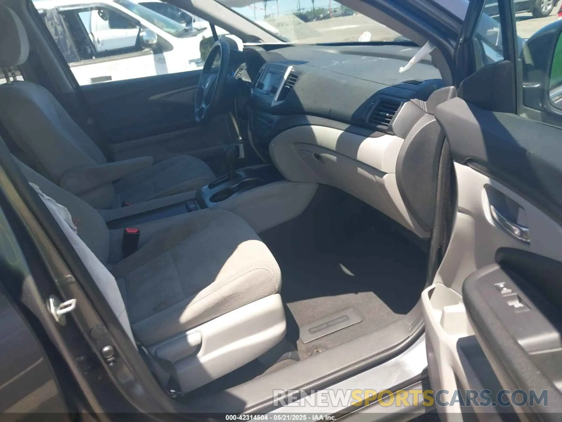 5 Photograph of a damaged car 5FNYF5H13KB044784 HONDA PILOT 2019