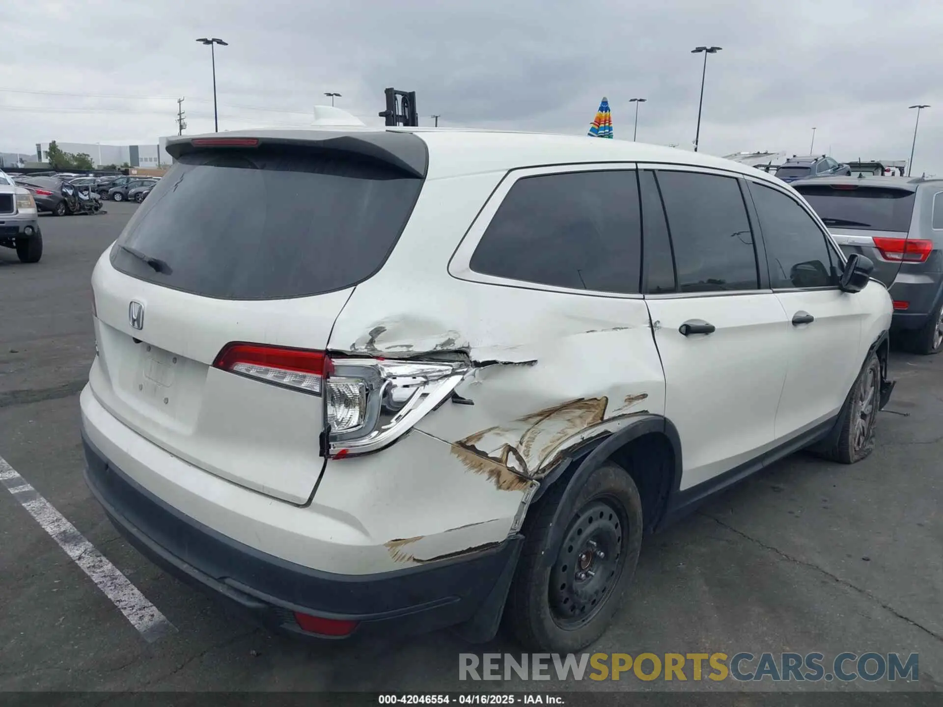 4 Photograph of a damaged car 5FNYF5H15KB026075 HONDA PILOT 2019