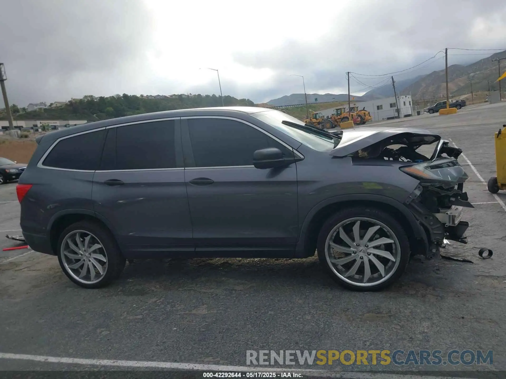13 Photograph of a damaged car 5FNYF5H16KB042673 HONDA PILOT 2019