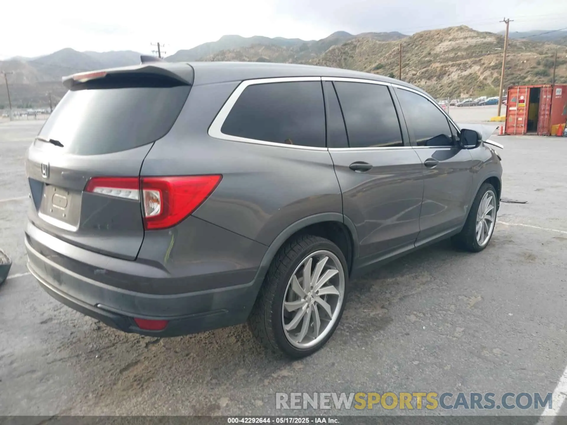 4 Photograph of a damaged car 5FNYF5H16KB042673 HONDA PILOT 2019