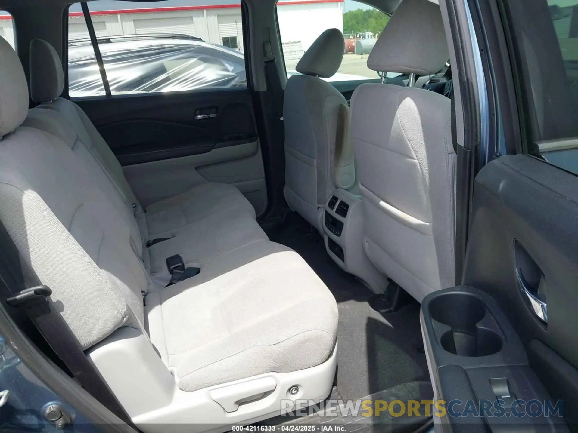 8 Photograph of a damaged car 5FNYF5H32KB017724 HONDA PILOT 2019