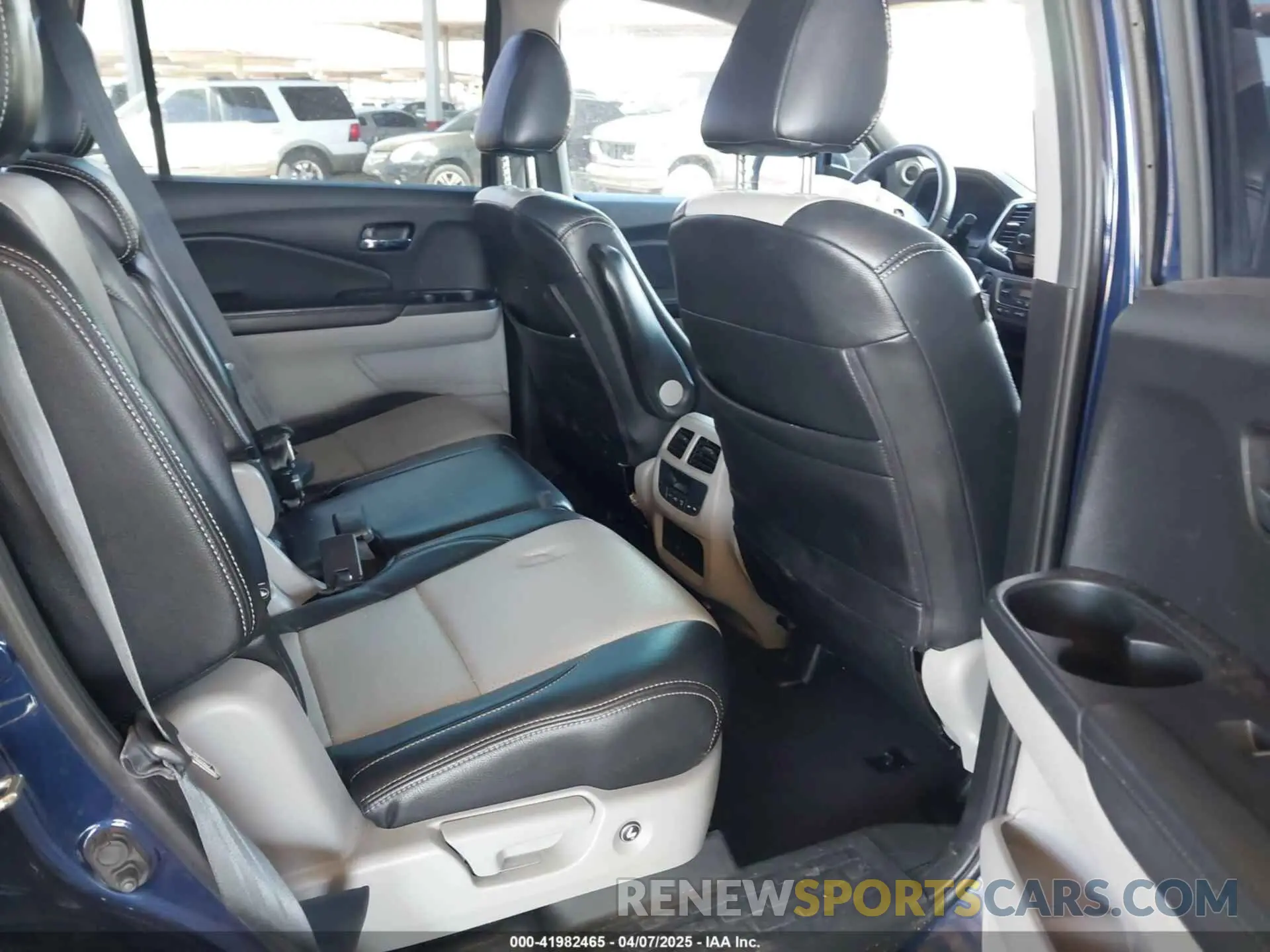 8 Photograph of a damaged car 5FNYF5H36KB024336 HONDA PILOT 2019