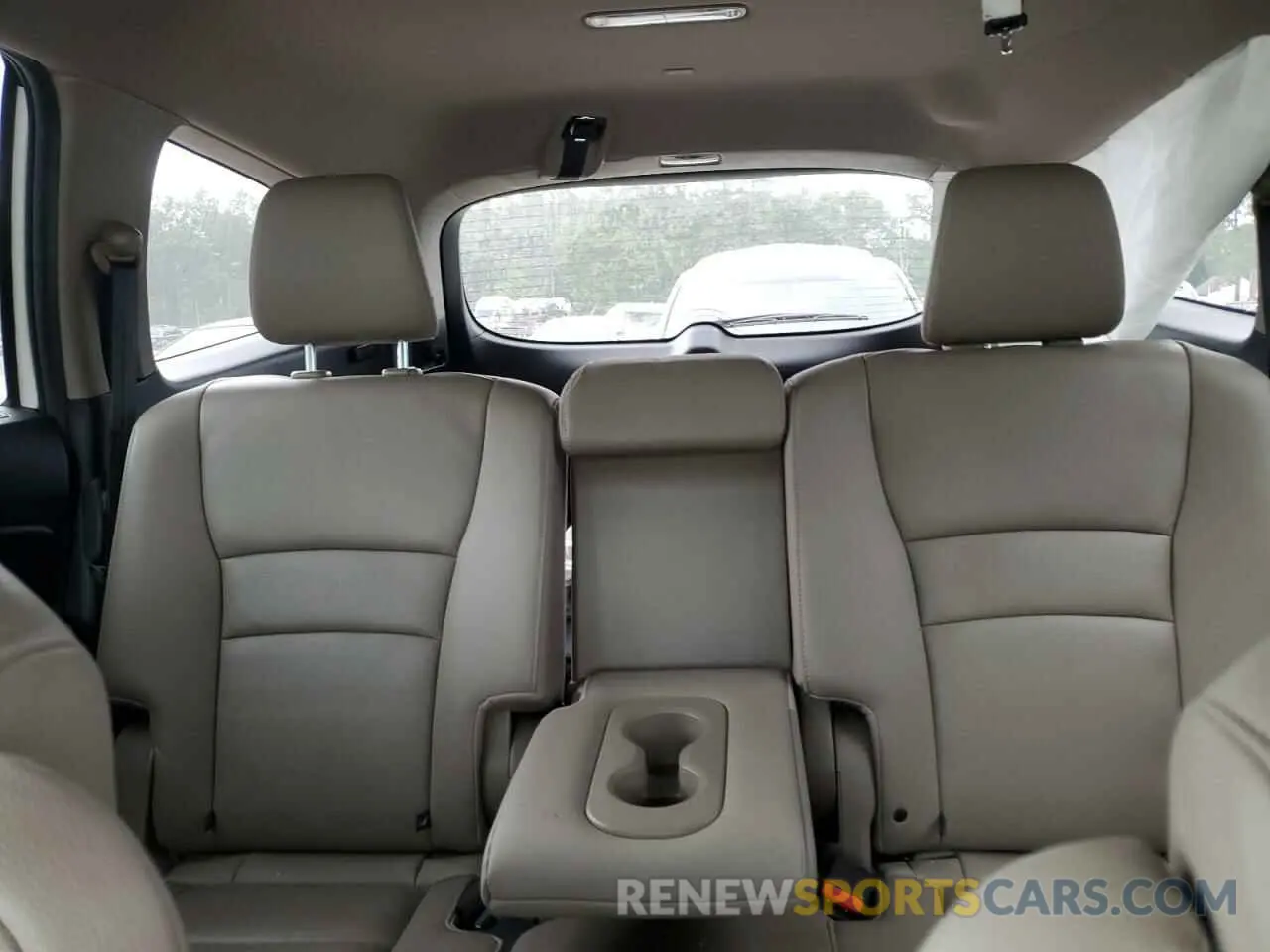 10 Photograph of a damaged car 5FNYF5H44KB004997 HONDA PILOT 2019