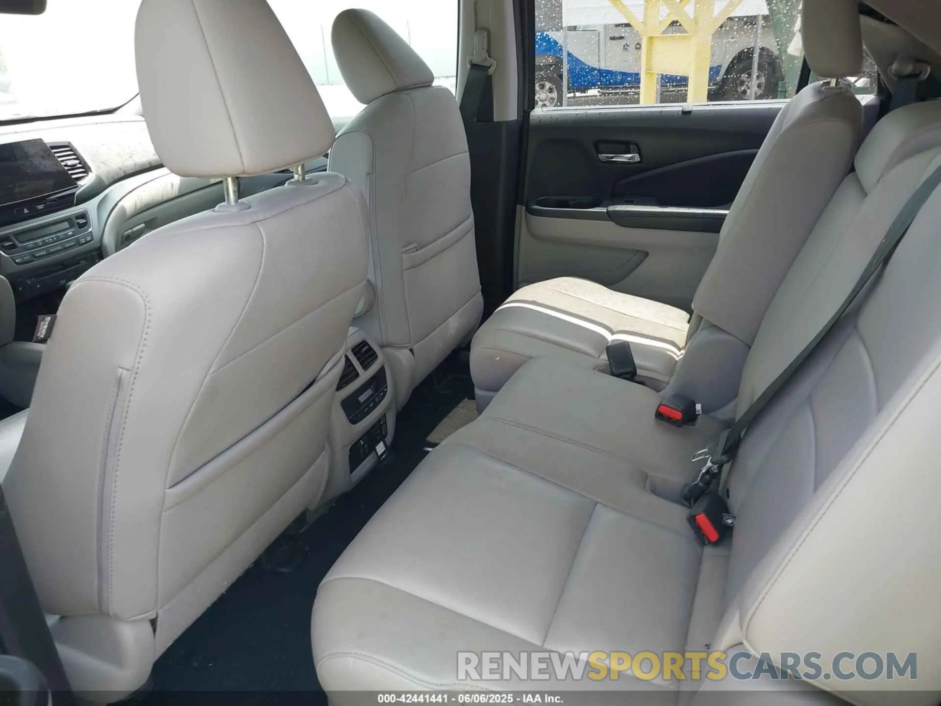 8 Photograph of a damaged car 5FNYF5H4XKB018306 HONDA PILOT 2019